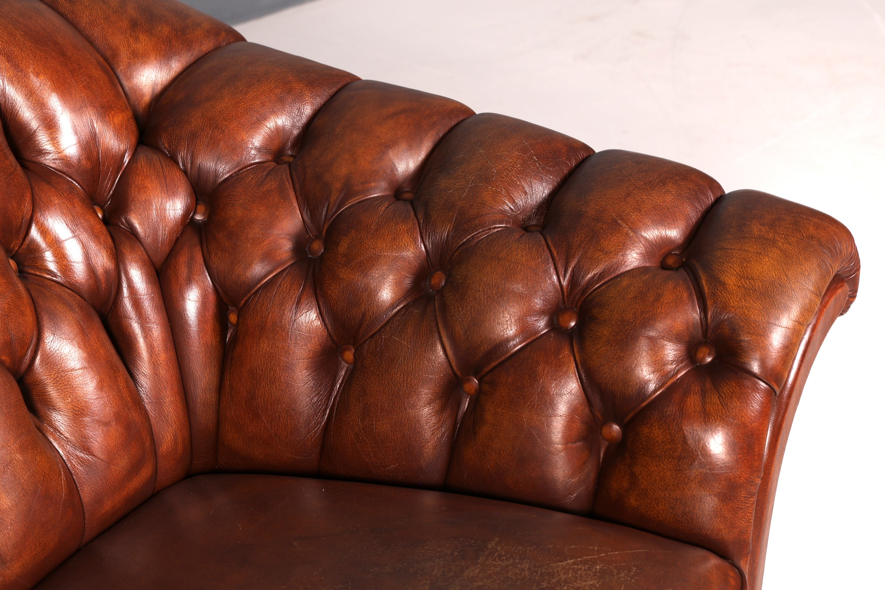 G448 Finish Wunderschönes Original Chesterfield 2er Sofa Englisch Oxblood Leder 2- Sitzer Couch (Kopie)
