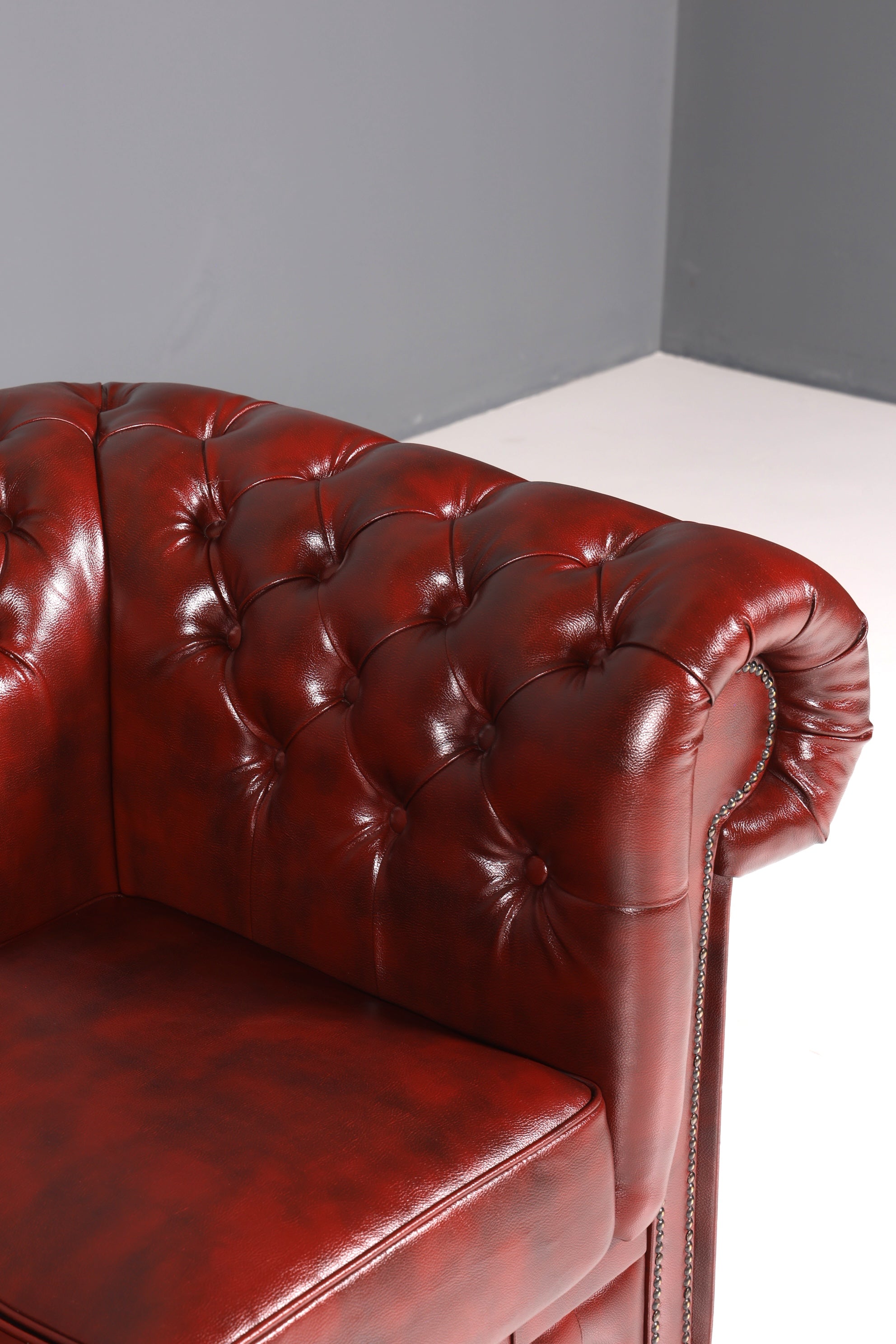 Wunderschönes Original Chesterfield Sofa 3- Sitzer echt Leder Oxblood Couch Englisch