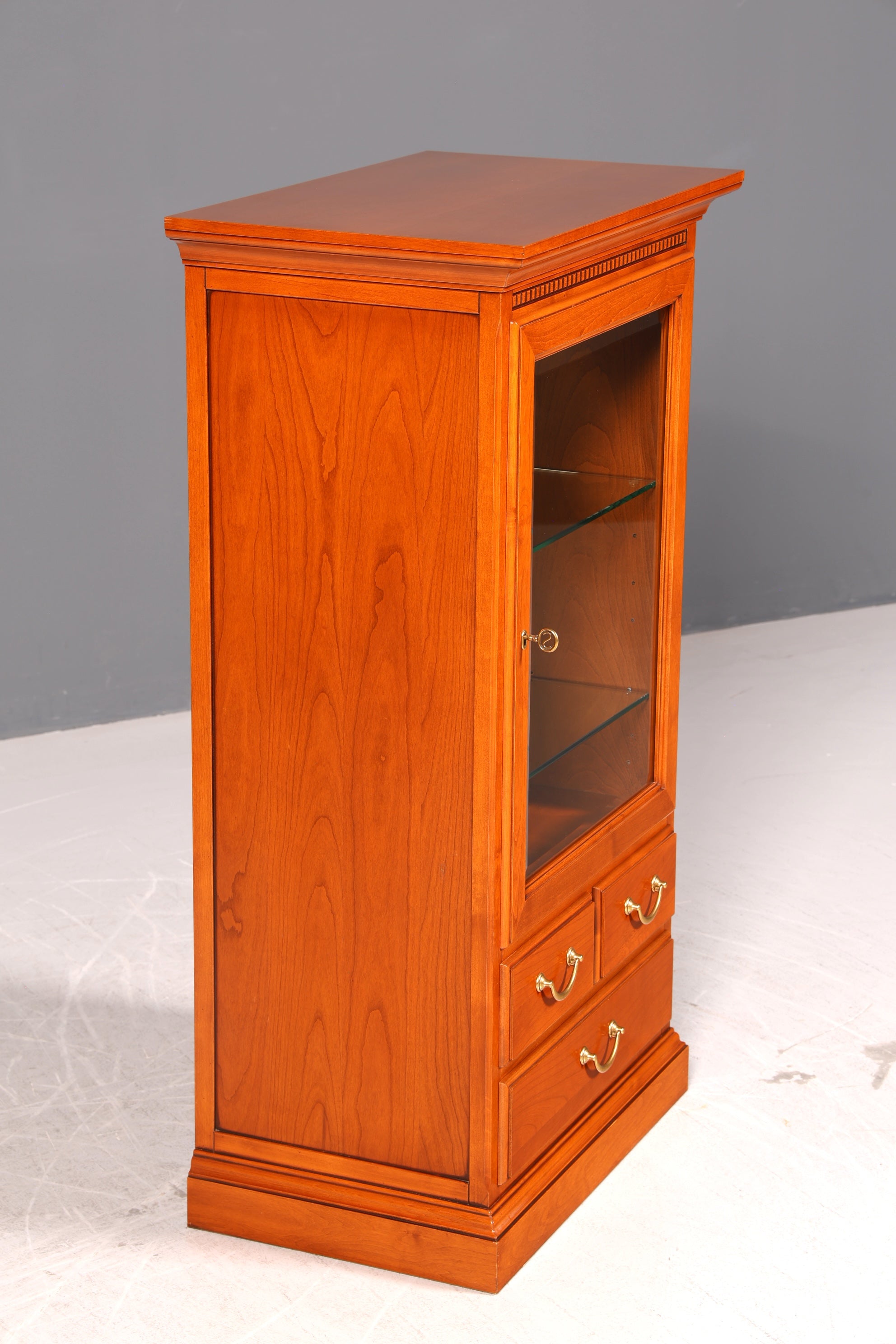 Wunderschöne Original Selva Style International Vitrine Kirschholz Antik Stil Glasvitrine Vertiko Geschirrschrank Italienische Möbel
