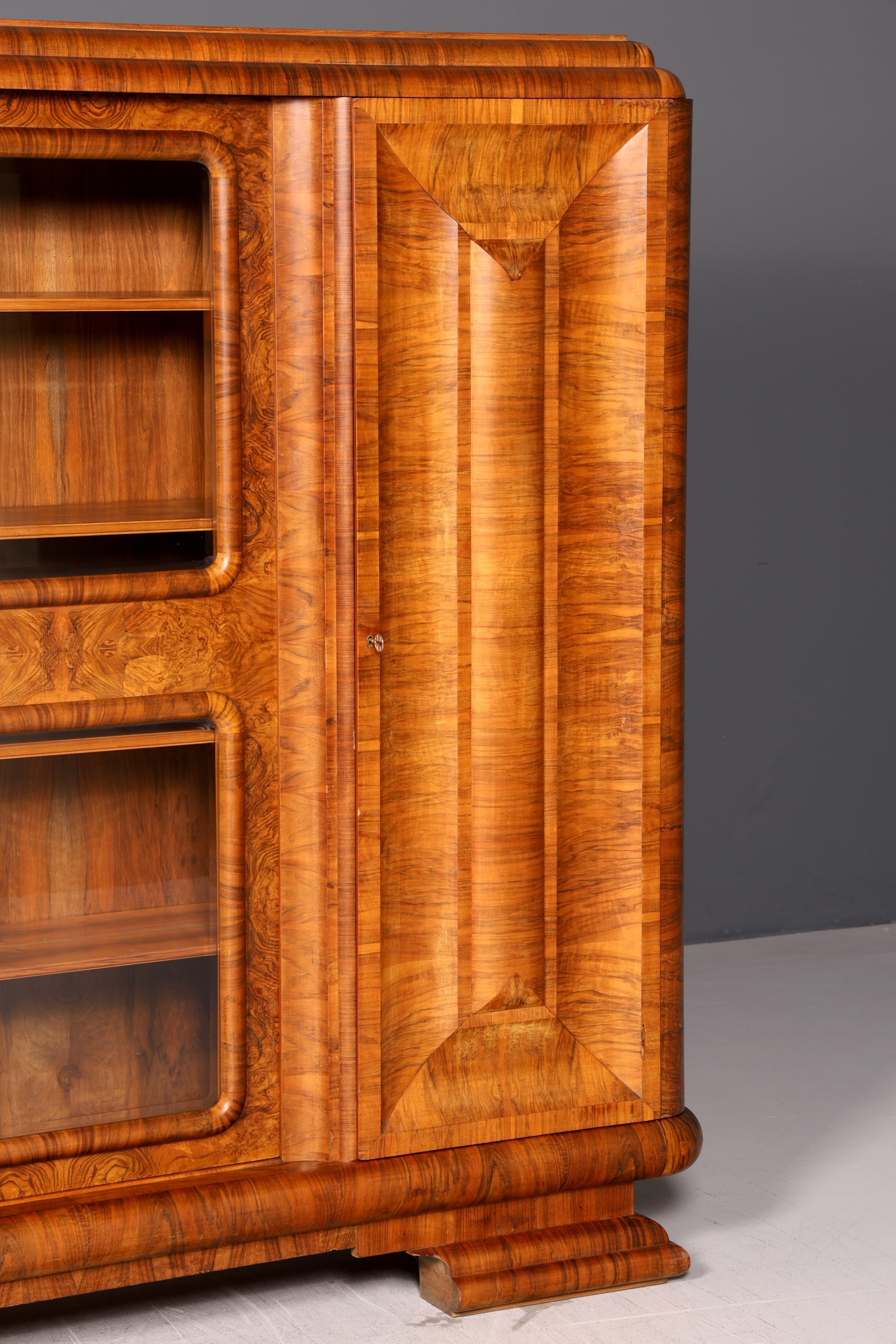 Beeindruckende Original Art Deco Vitrine Nussbaum Bücherschrank Glasvitrine Schrank Antik Massivholz Vintage