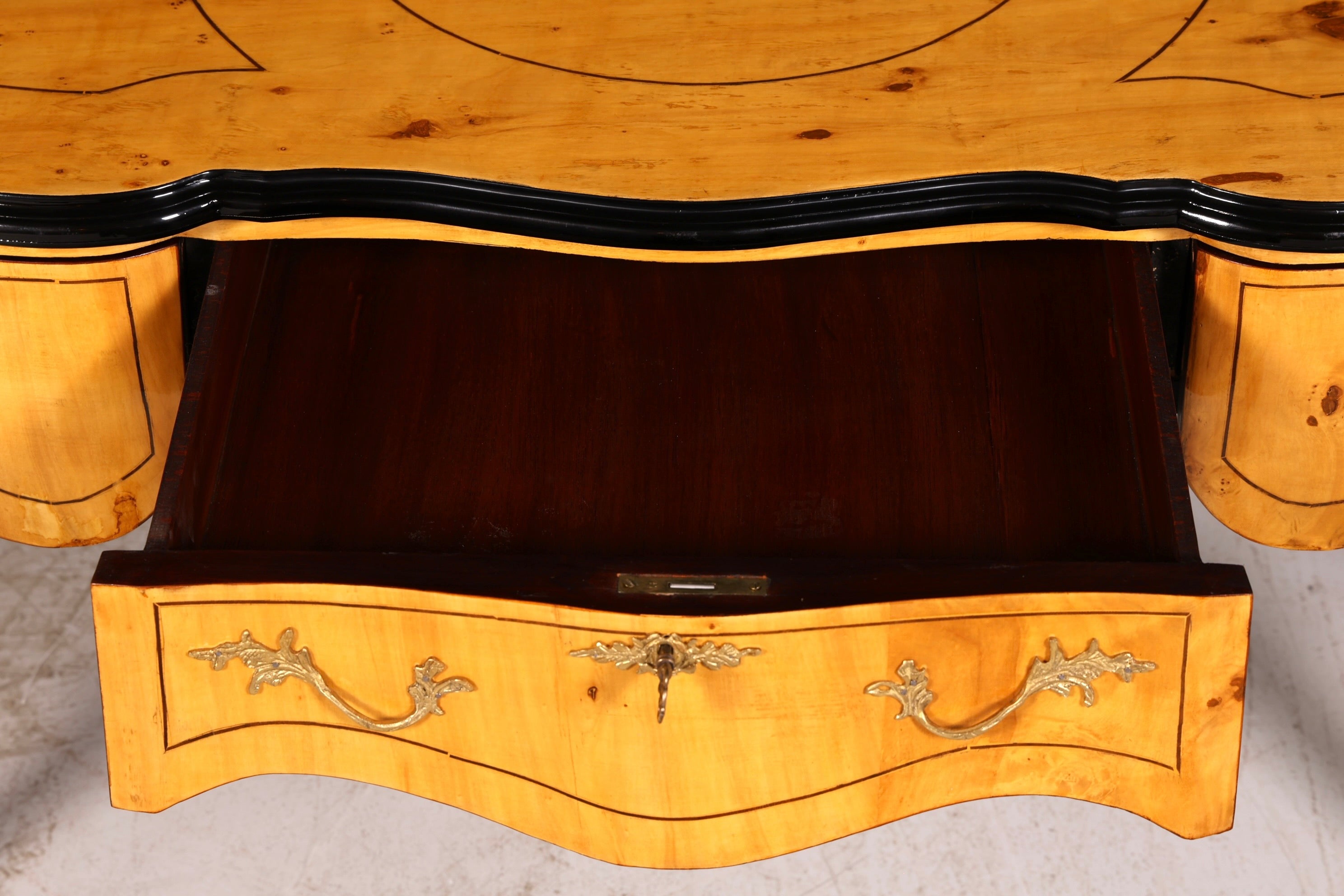 Prachtig bureau in Louis-XV-stijl, Franse kantoortafel in antieke stijl, massief houten bureau