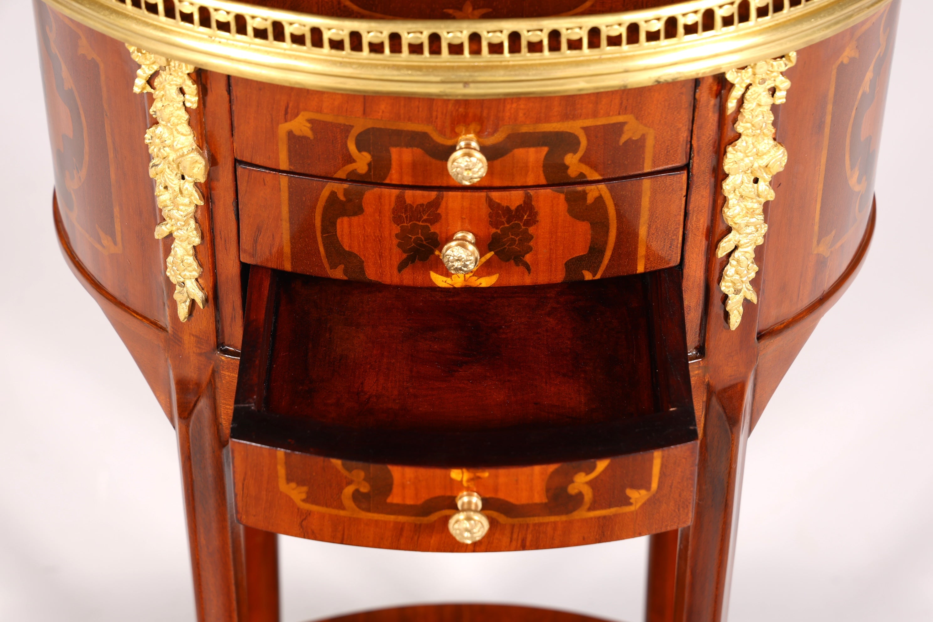 Wunderschöner Barock Louis XV Stil Beistelltisch Ablagetisch Kommode massiv Antik Stil Nachttisch