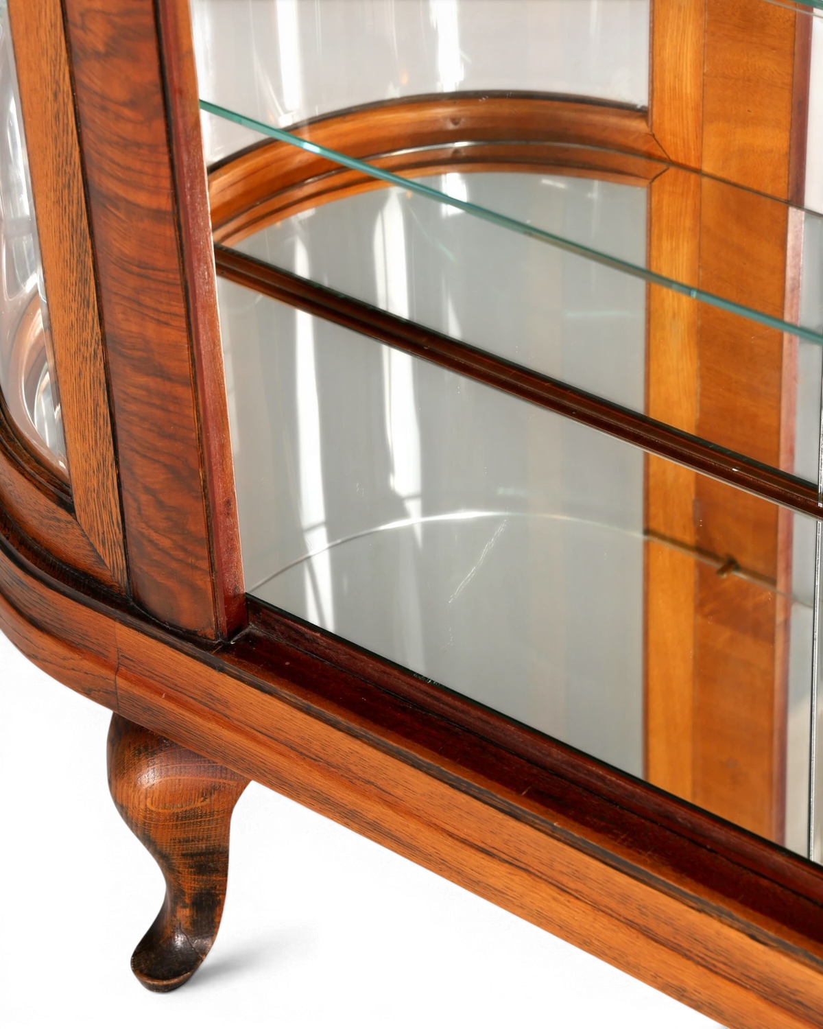 Hauptstadt Möblerei Vitrine aus dunklem Holz mit geschwungenen Glasfronten und eleganten geschwungenen Beinen