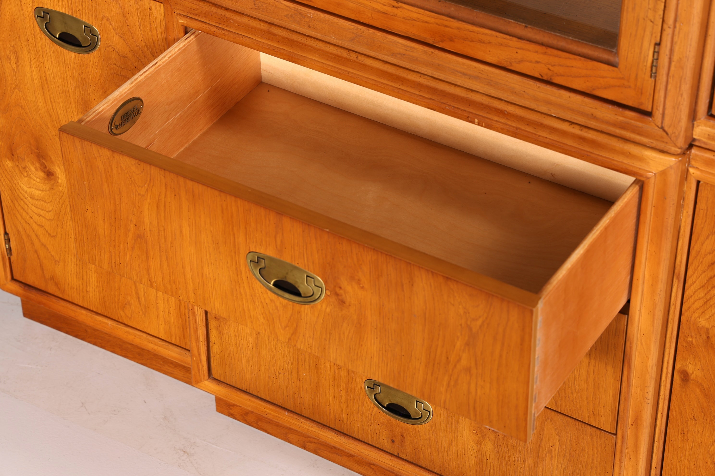 Edler Original Drexel Heritage Vitrine Bücherschrank Art Deco USA Antik Schrank Buffet Regal Glasvitrine Vintage Holz
