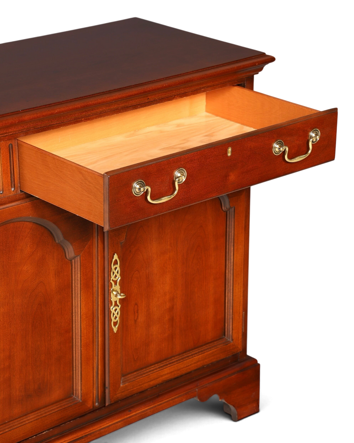 Hauptstadt Möblerei Drexel Heritage Sideboard aus dunklem Holz mit offener Schublade und goldenen Messingbeschlägen