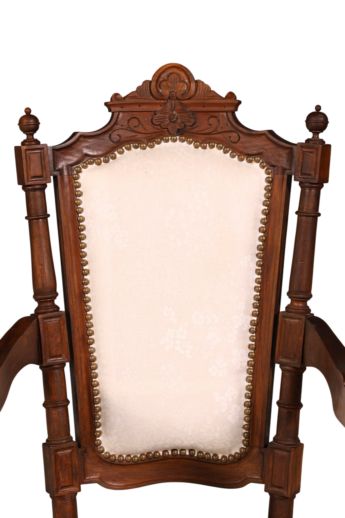 Hauptstadt Möblerei Neorenaissance Armlehnstuhl aus Holz mit heller Polsterung und dekorativen Ziernägeln