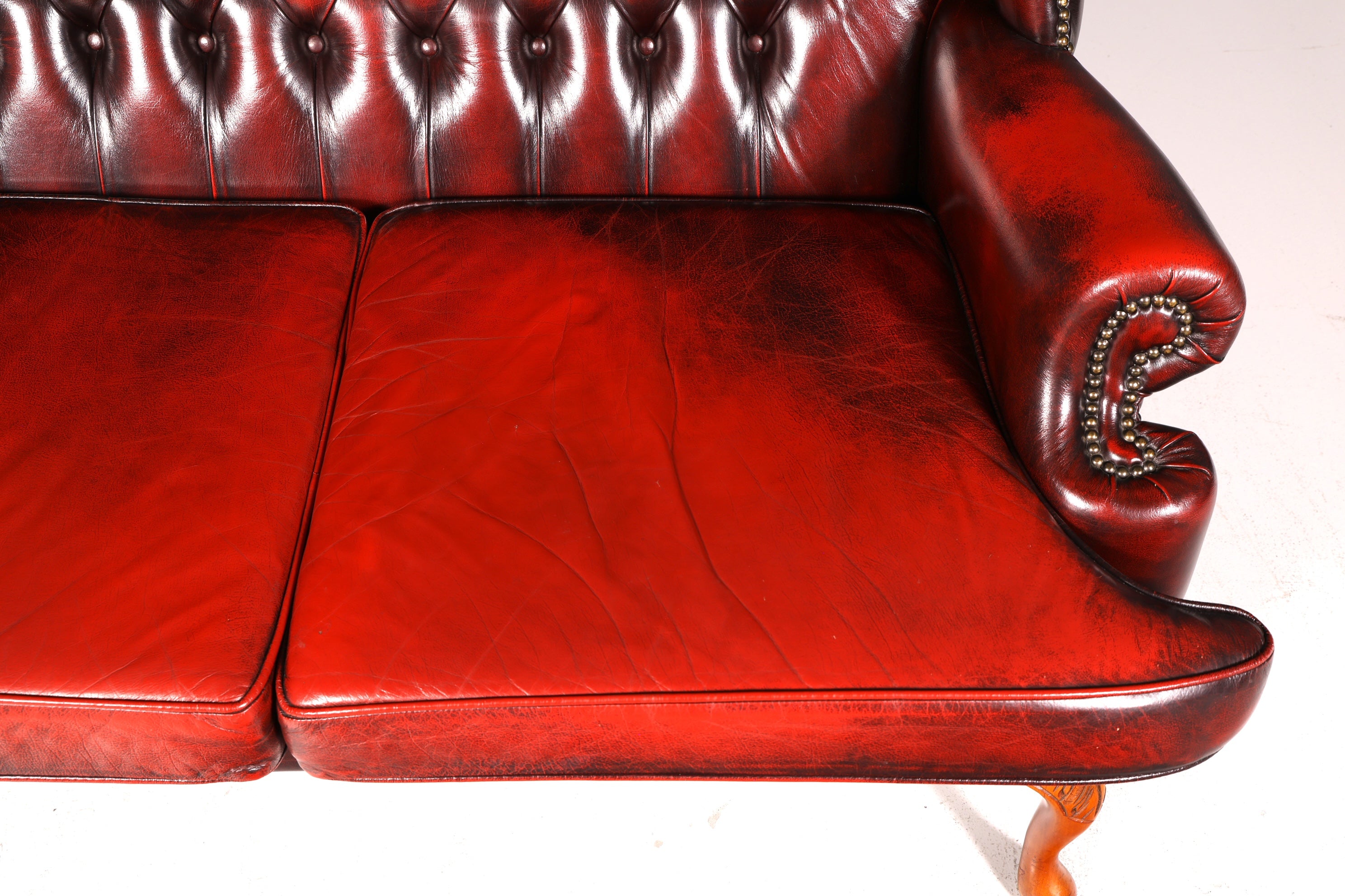 Wunderschönes Original Chesterfield Queen Anne Sofa 2-Sitzer Sofa Englische Leder Couch England Polstersofa