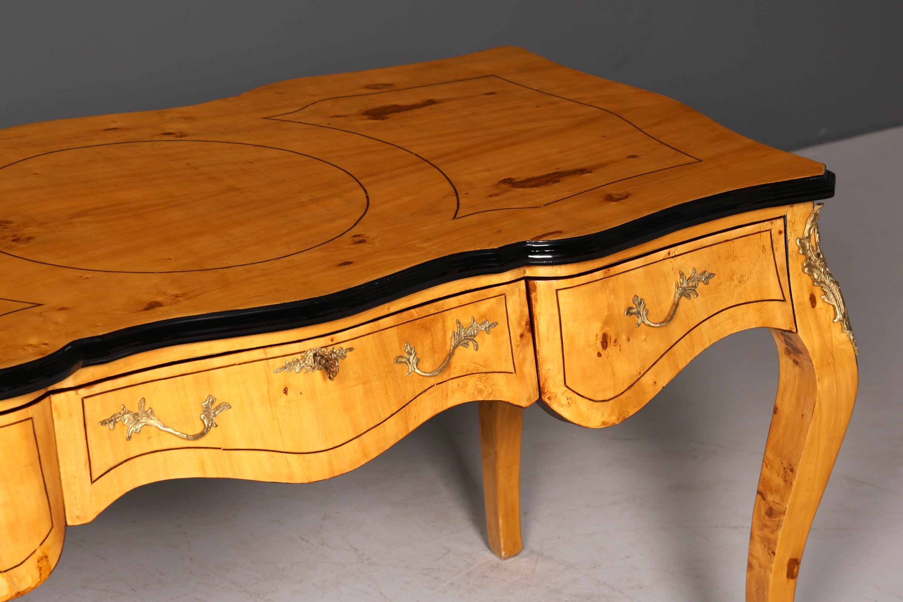 Prachtig bureau in Louis-XV-stijl, Franse kantoortafel in antieke stijl, massief houten bureau
