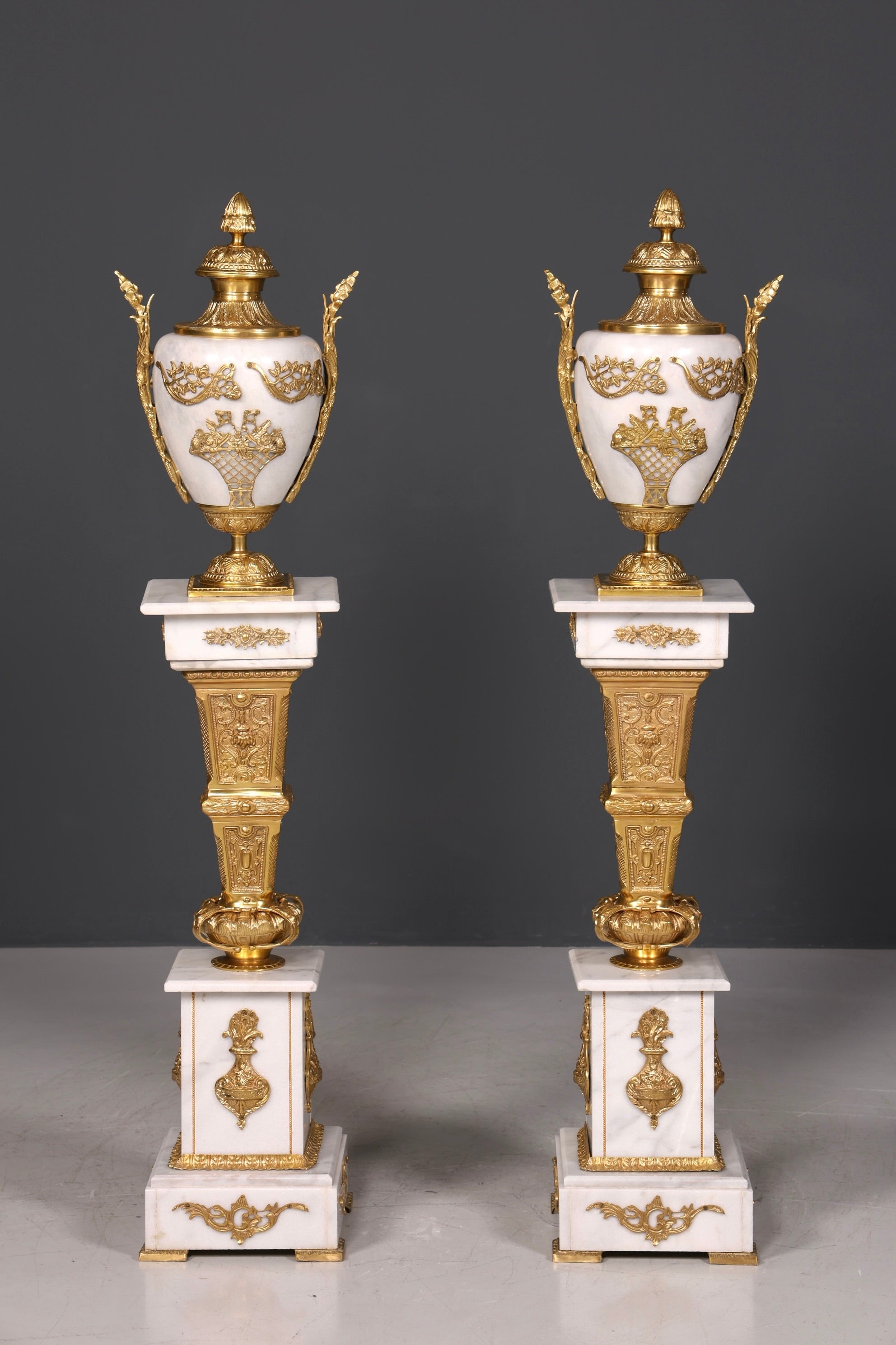 Wunderschöne Barock Stil Säule mit Vase Louis XV Marmor Blumensäule weißer Naturstein Sockel Ablage