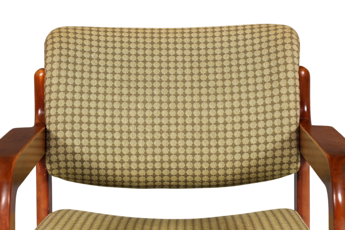 Hauptstadt Möblerei Mid Century Armlehnstuhl mit warmem Holzgestell und gemustertem Stoffbezug in Vintage-Optik