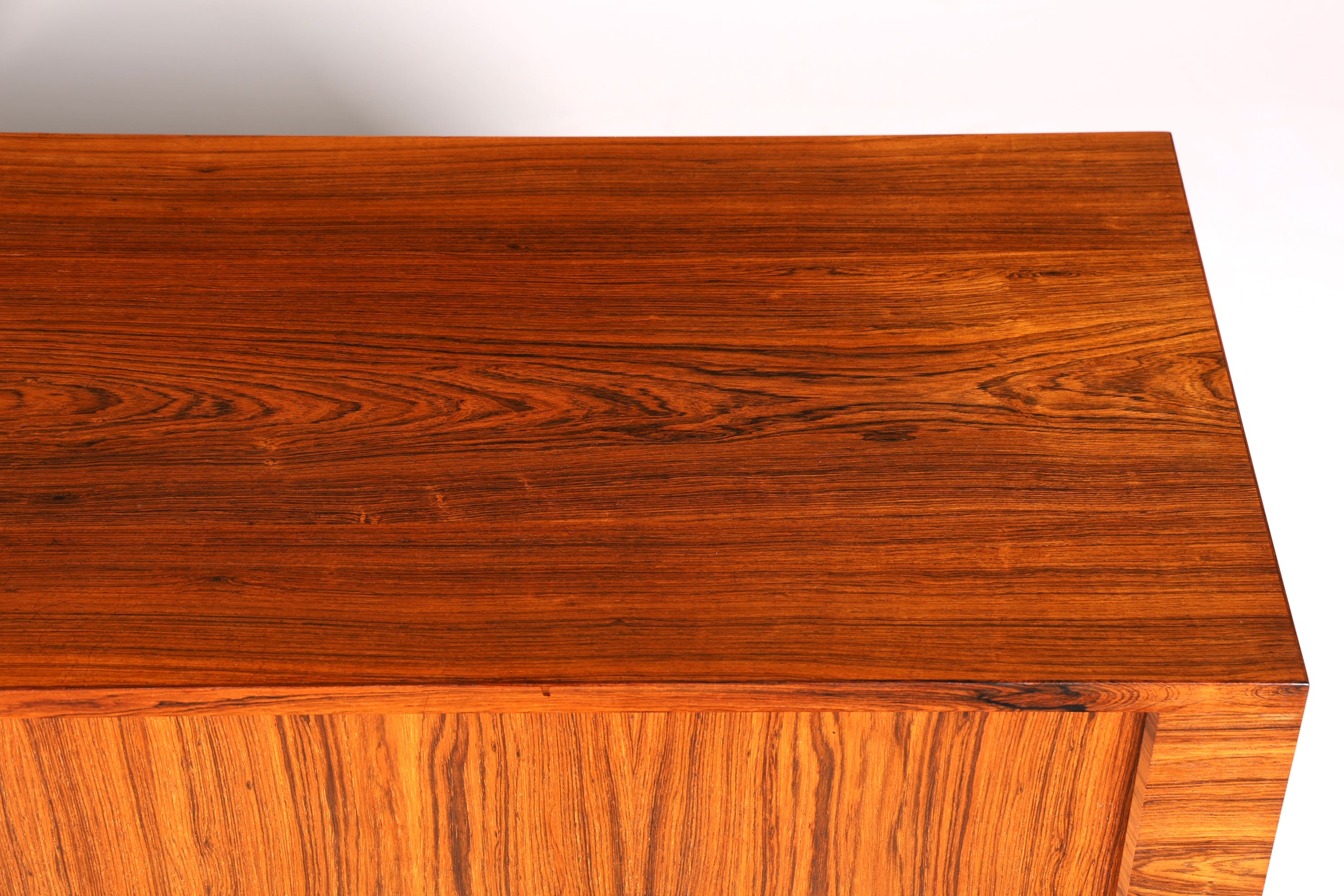 Beeindruckendes Original Hans J. Wegner für RY Møbler Modell RY 25 Sideboard Palisander Holz TV Kommode Vintage Schiebetür Schrank 2 von 2