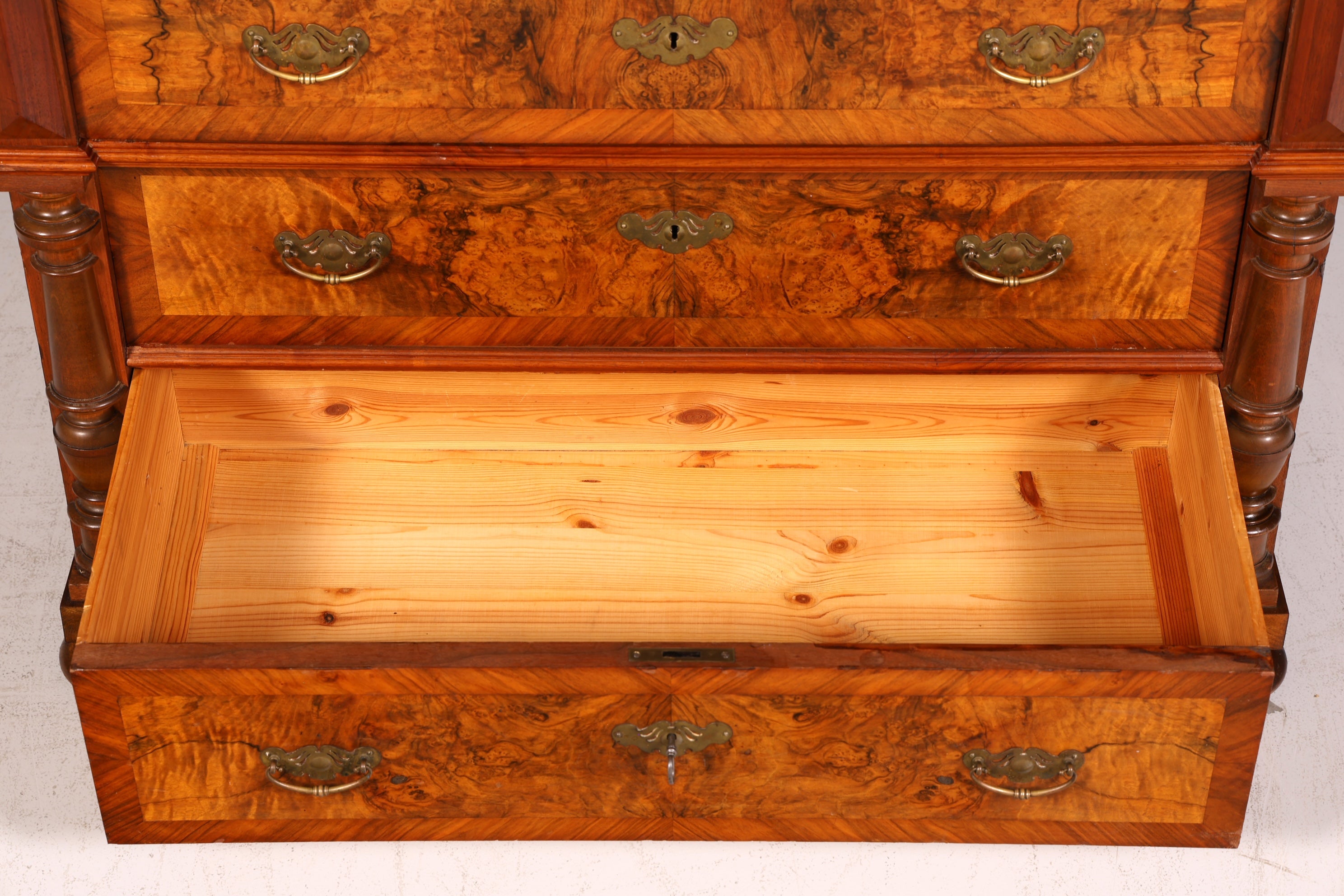 Wunderschöne Gründerzeit Kommode Louis Philippe Nussbaum Schubladenkommode Sideboard Antik um 1880