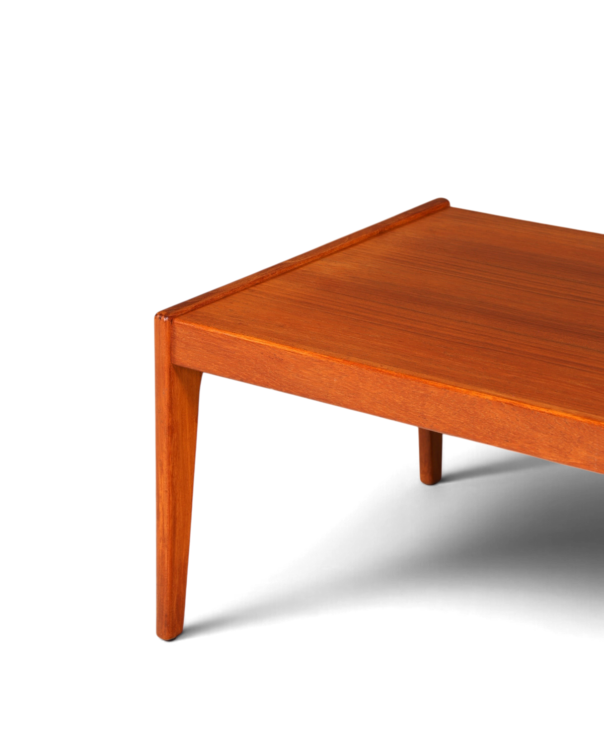 Hauptstadt Möblerei Mid Century Couchtisch aus massivem Teakholz mit markanter Maserung im 70er Jahre Retro-Design