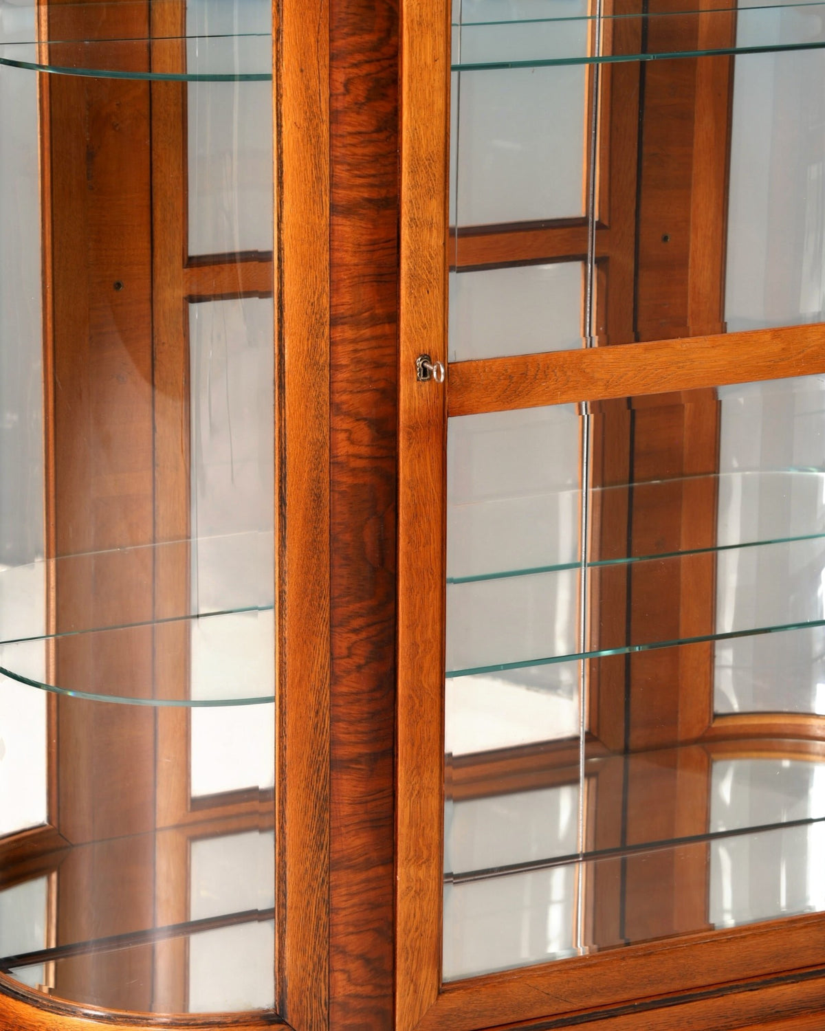 Hauptstadt Möblerei Vitrinenschrank aus Holz mit geschwungenen Glastüren und Einlegeböden aus Glas