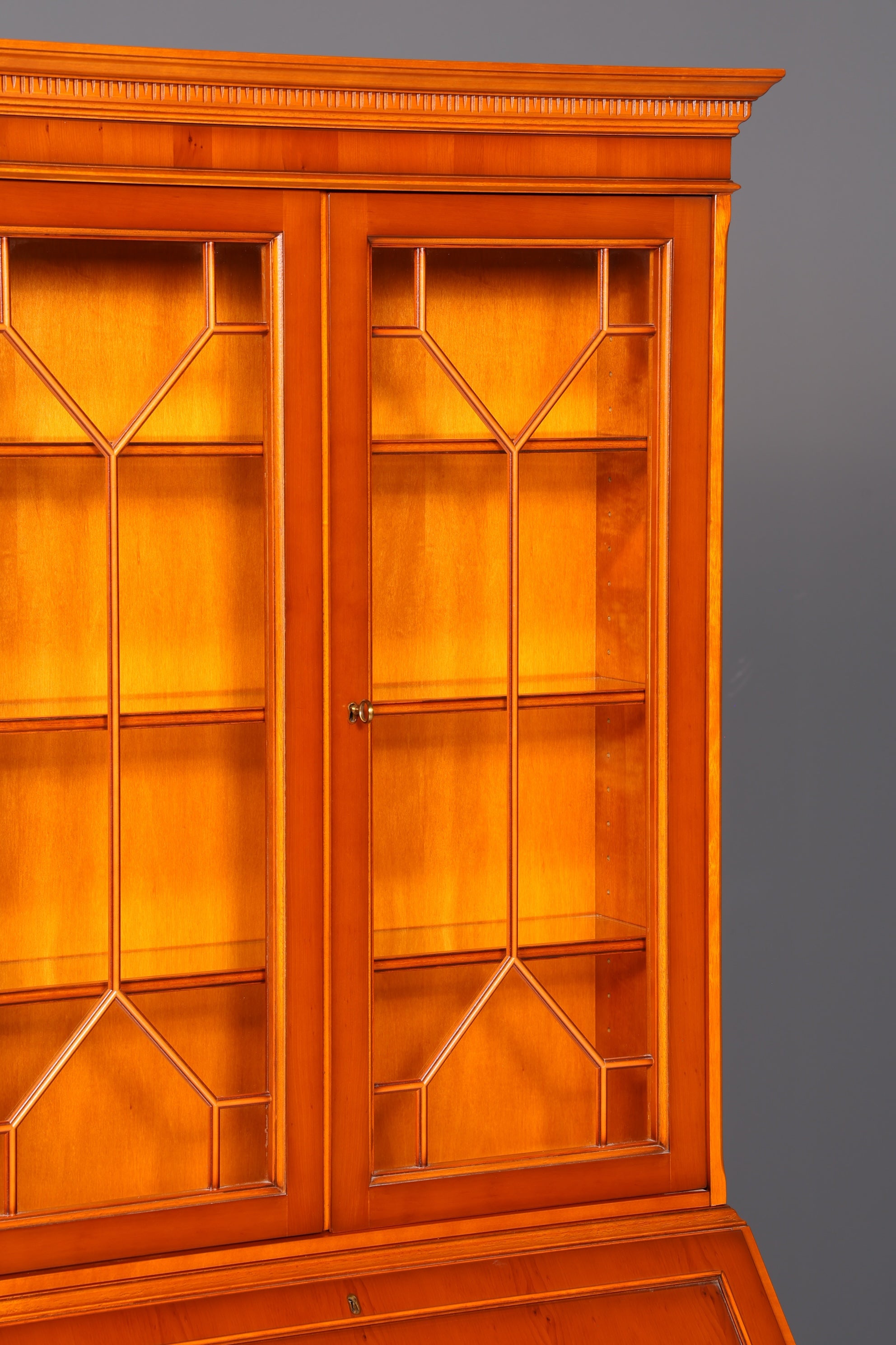 Edler Englischer Sekretär der Marke Heldense Eibe Aufsatzsekretär Schreibschrank Vitrine Bücherschrank Antik Vintage
