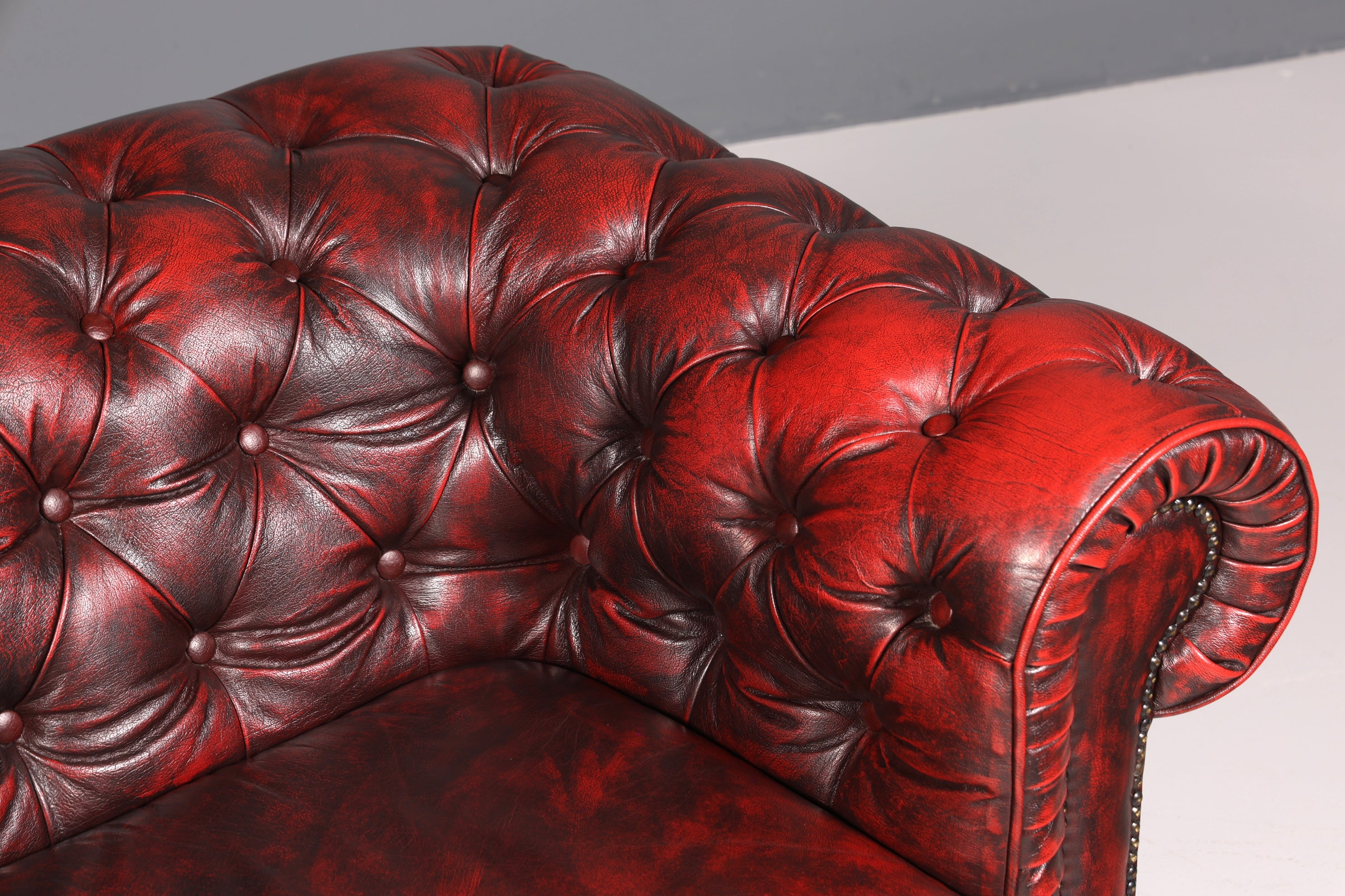 Wunderschönes Original Chesterfield 2er Sofa Englisch Oxblood Leder 2- Sitzer Couch 2 von 2