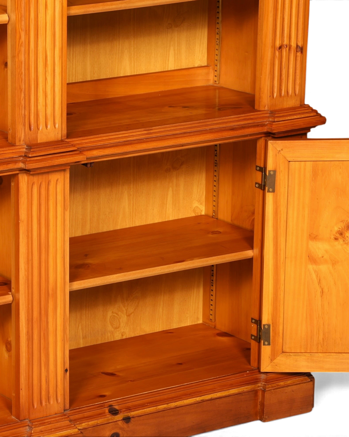 Hauptstadt Möblerei Ethan Allen Kiefer Bücherregal im Antik Stil mit verstellbaren Regalböden und Schranktür