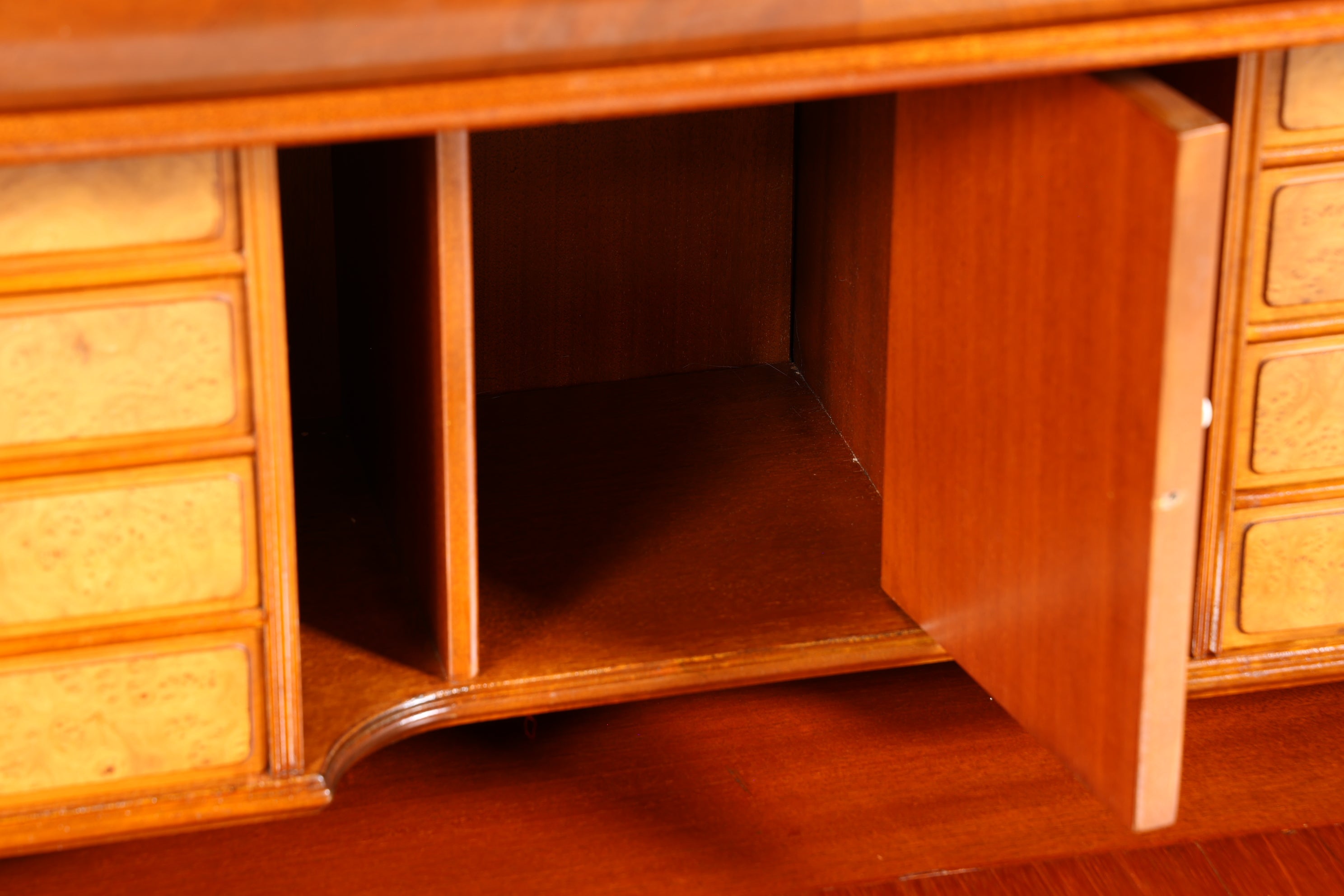 Stilvoller Sekretär im Biedermeier Stil Englisch Kommode Antik Bürokommode