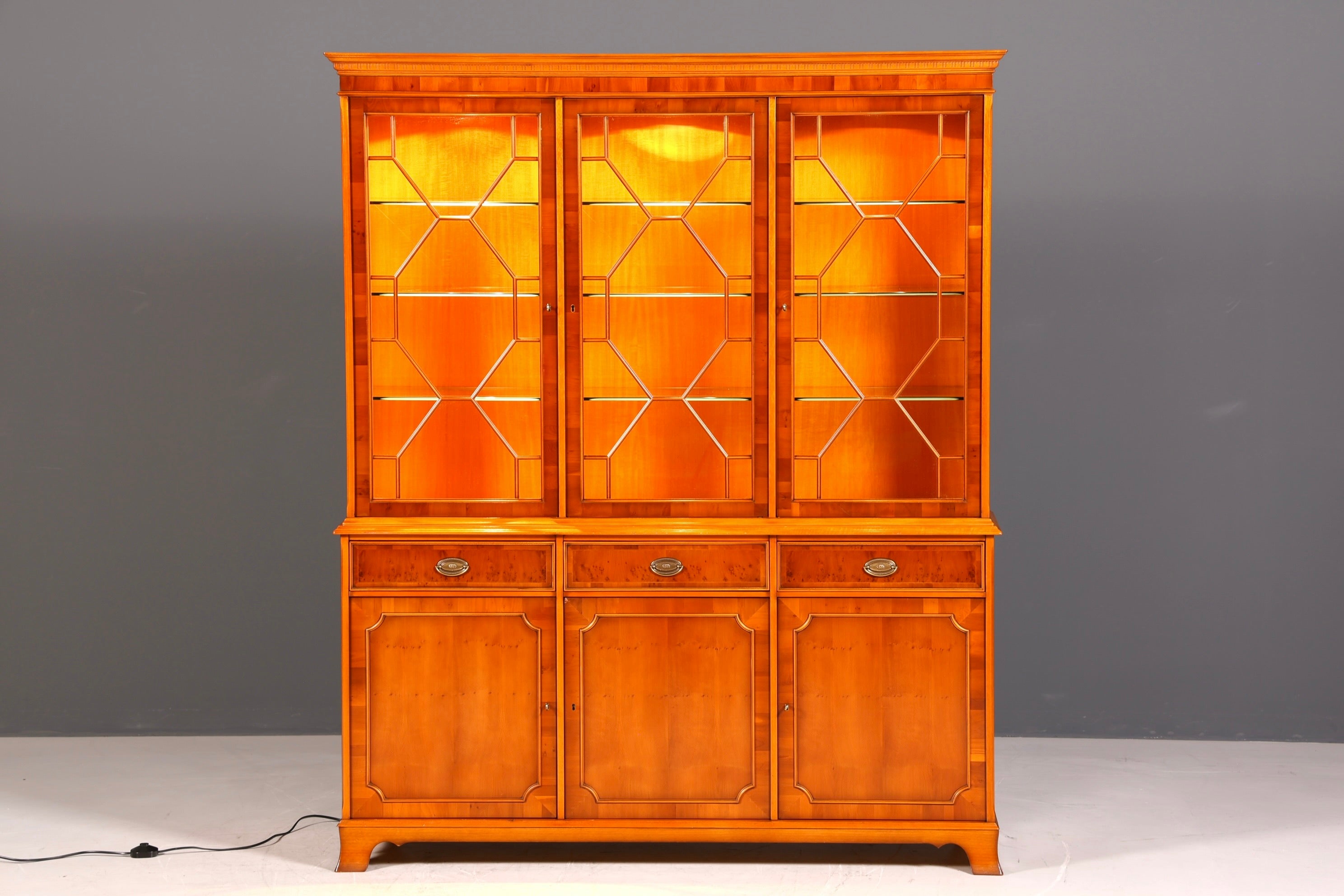 G143 Finish cm Wunderschöne Original Heldense Vitrine Englische Eibe Bücherschrank Buffet Antik Stil Glasvitrine