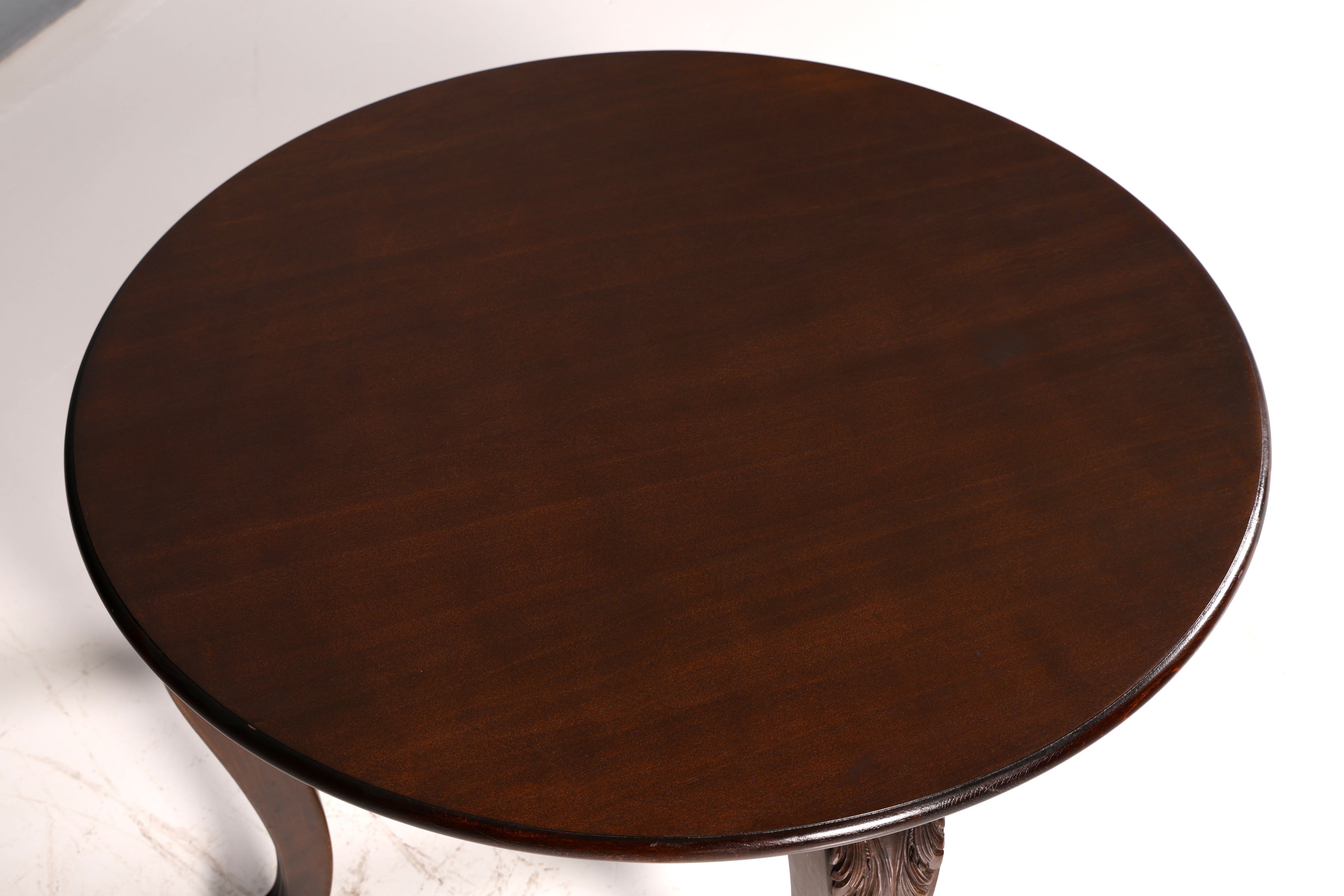 Prachtige neorenaissance-bijzettafel uit de Gründerzeit, ronde antieke salontafel van massief hout