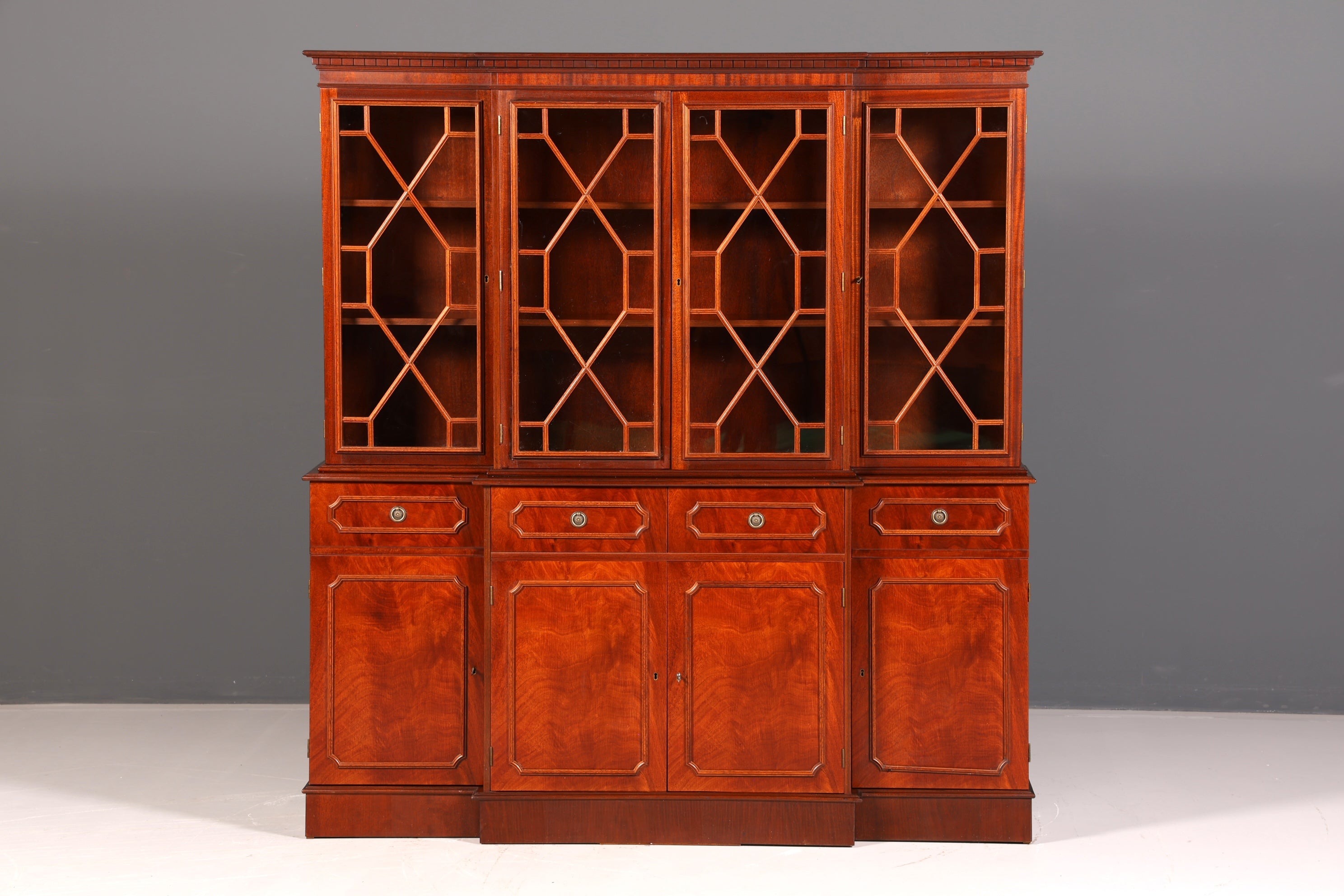 Indrukwekkende Engelse vitrinekast, bibliotheekboekenkast, glazen buffetkast van echt hout, antiek vintage