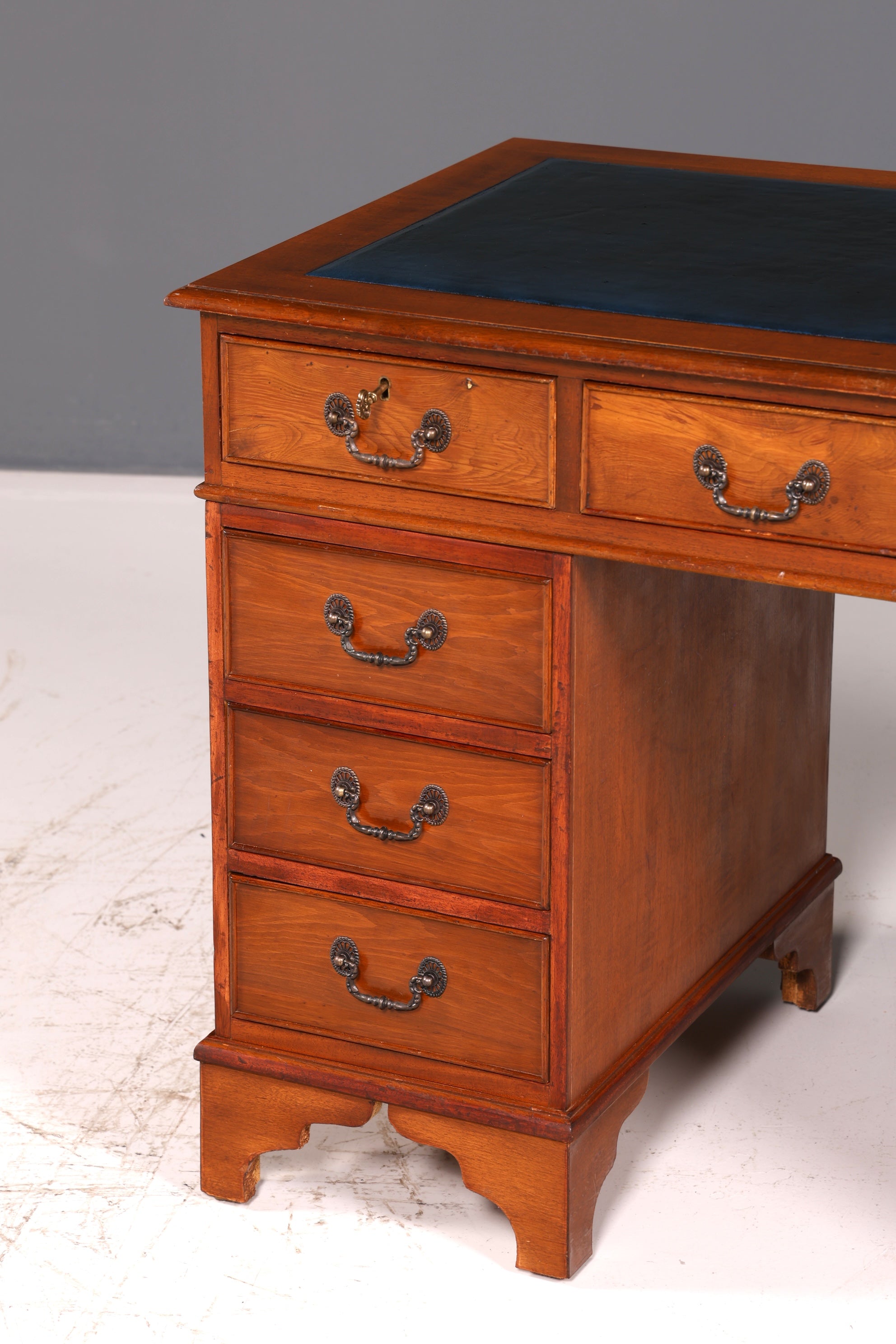 Prachtig Engels bureau van kersenhout met echt leren blad, kantoortafel, antiek vintage