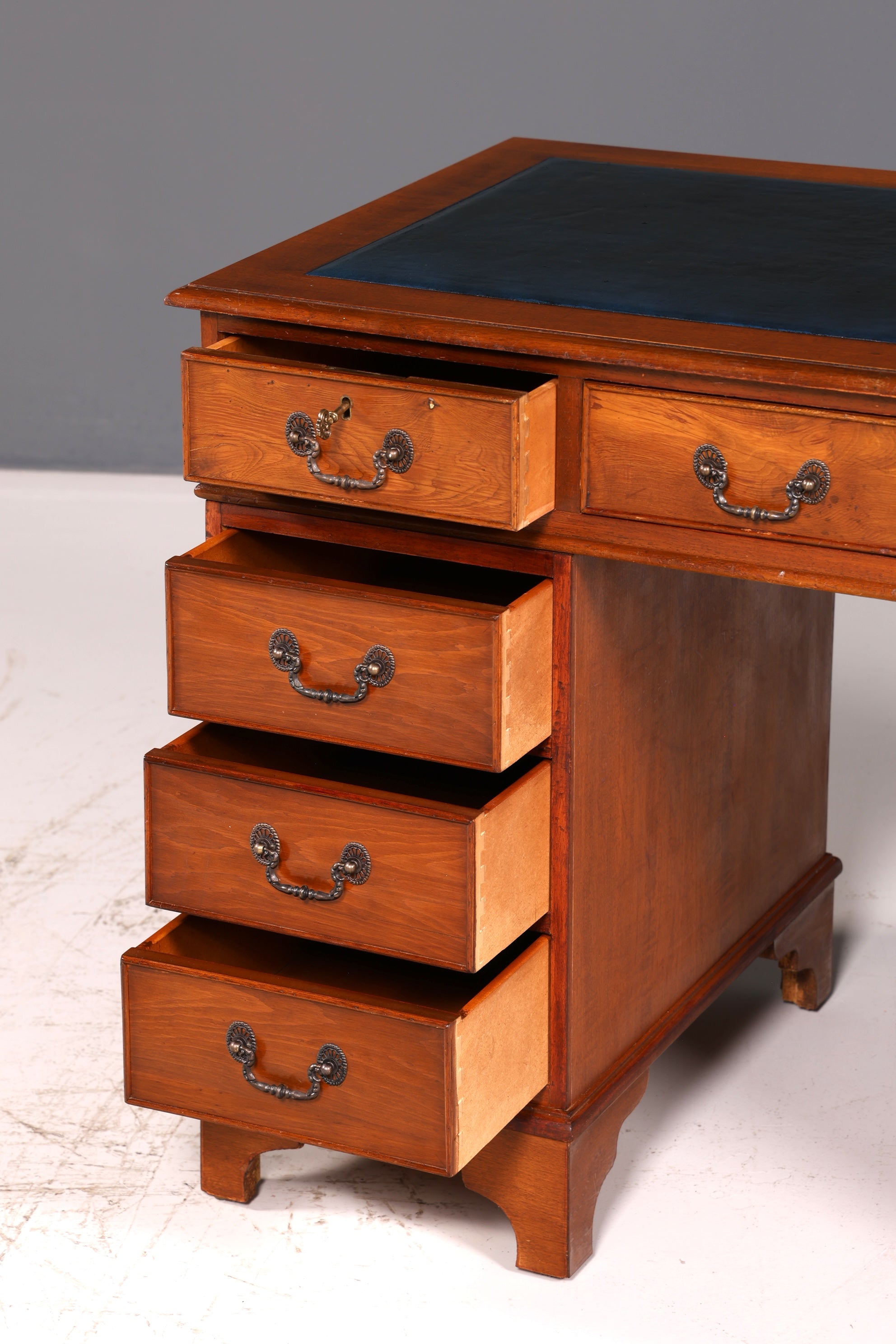Prachtig Engels bureau van kersenhout met echt leren blad, kantoortafel, antiek vintage