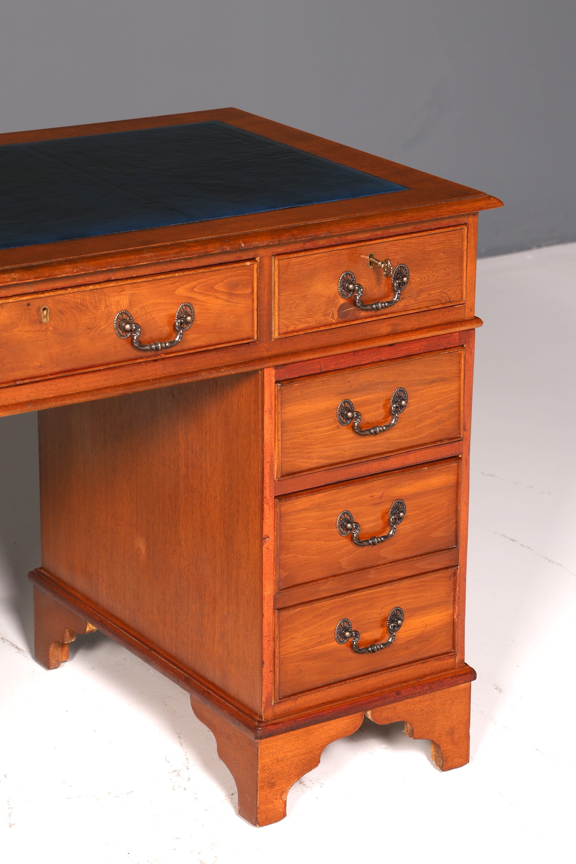 Prachtig Engels bureau van kersenhout met echt leren blad, kantoortafel, antiek vintage