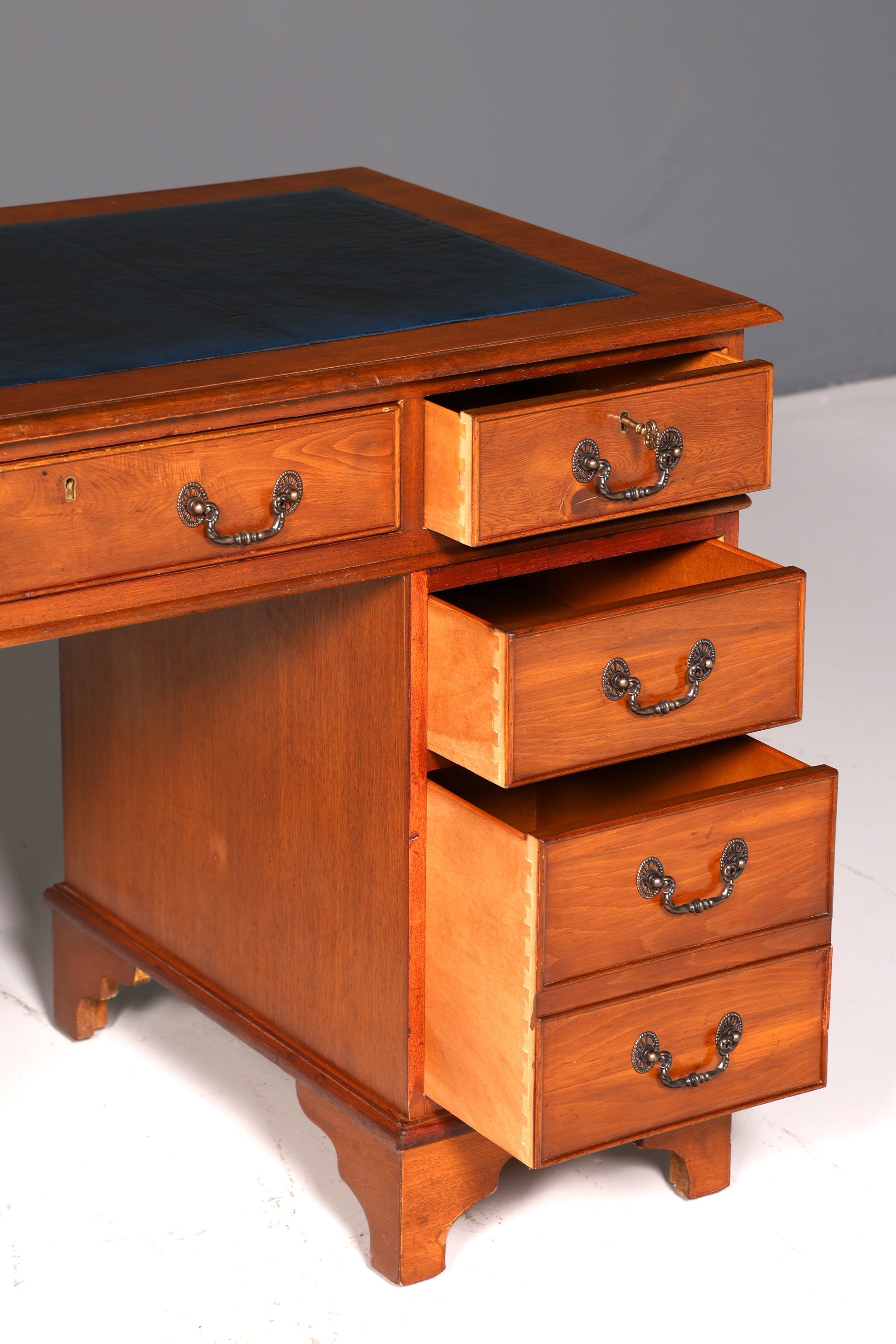Prachtig Engels bureau van kersenhout met echt leren blad, kantoortafel, antiek vintage