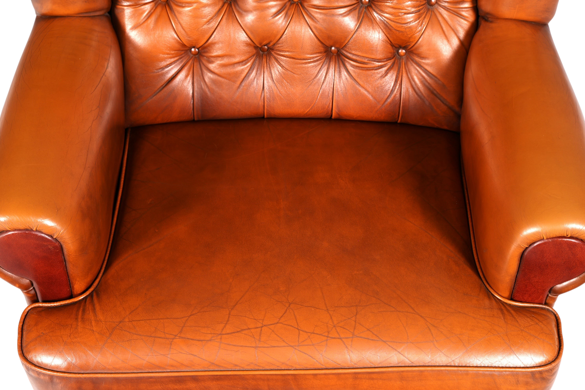 Hauptstadt Möblerei Chesterfield Sessel in cognacfarbenem Echtleder mit klassischer Knopfheftung und Armlehnen