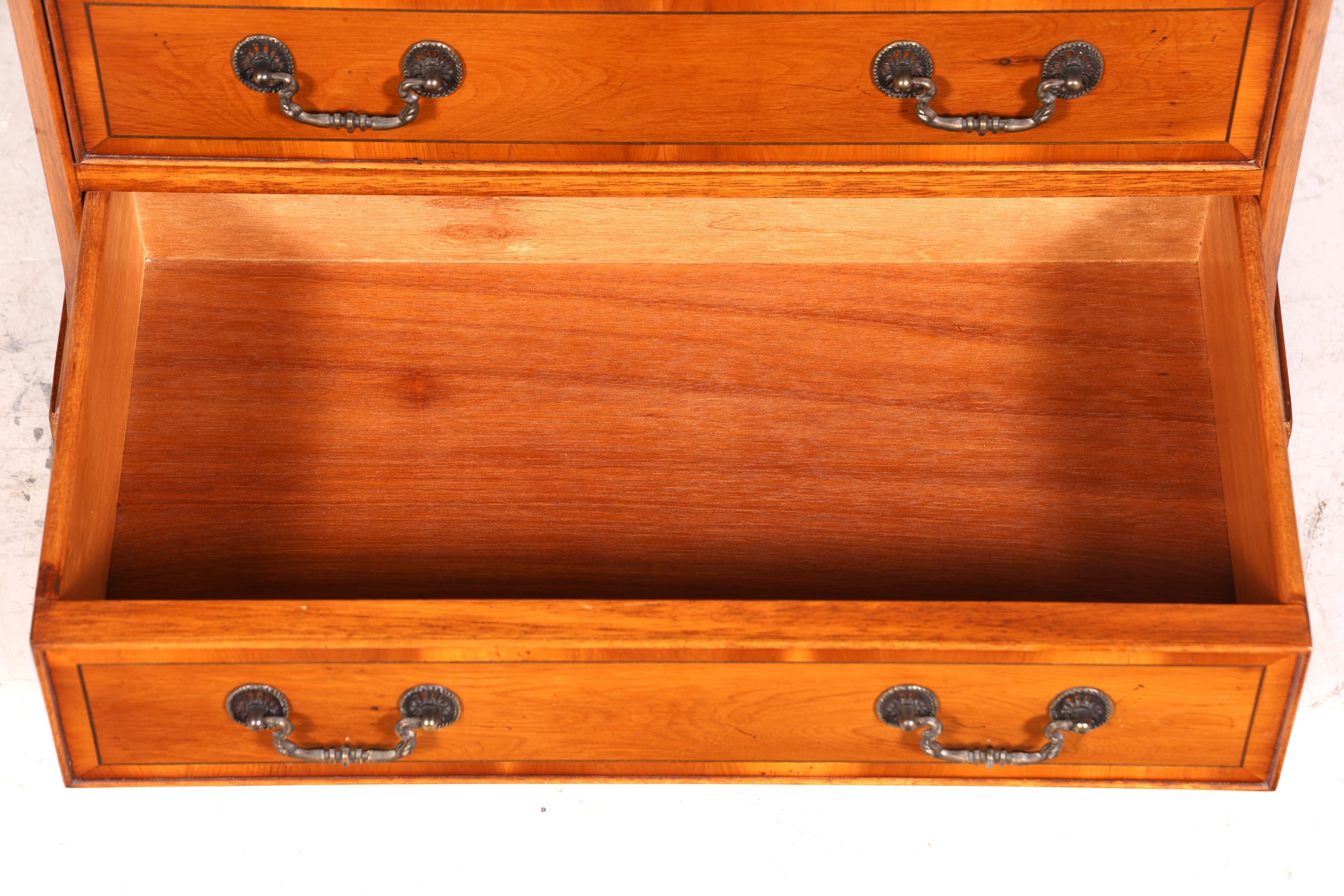 Traumhafte Englische Eibe Kommode echt Holz Schubladenkommode Antik 60er Jahre