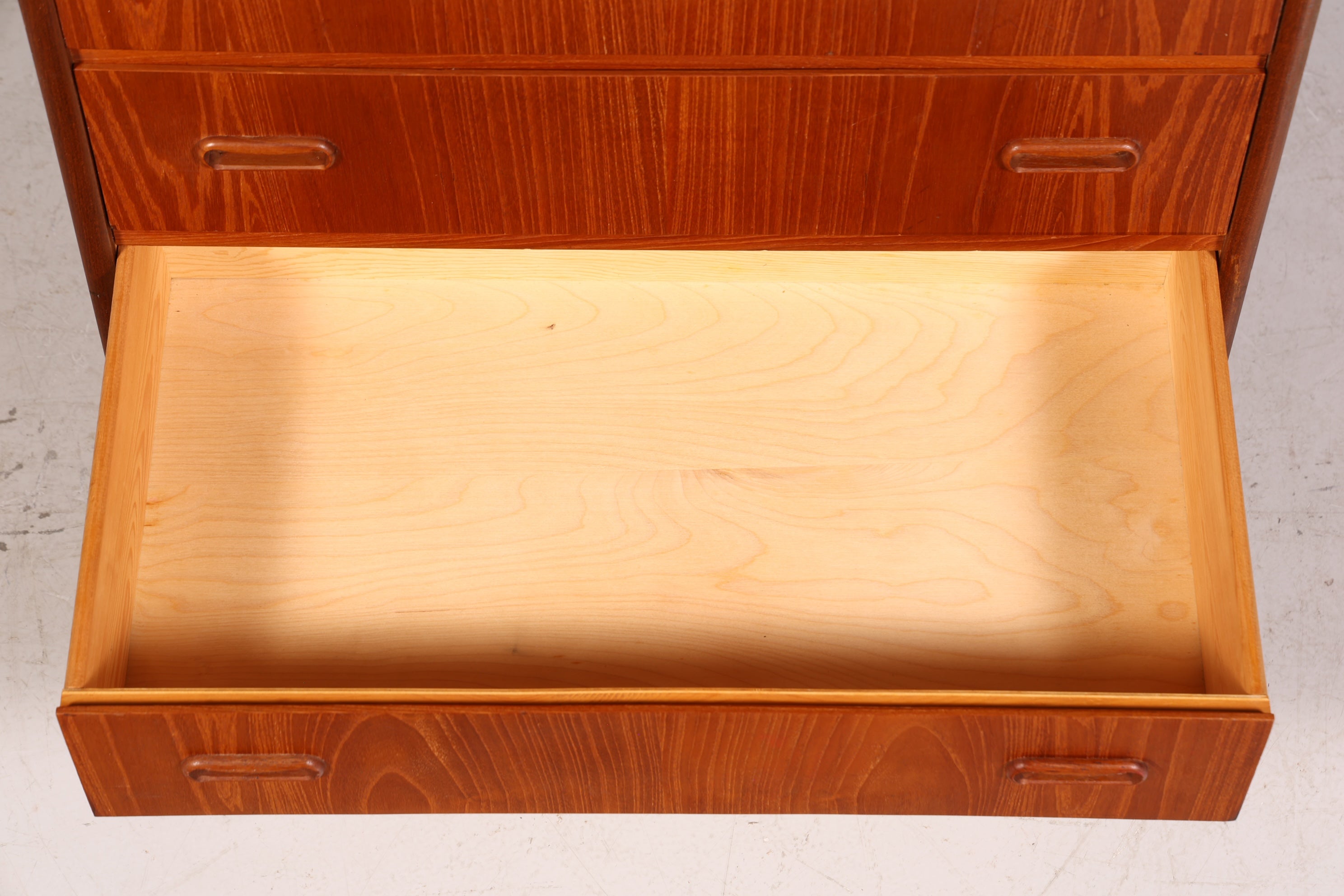 Beautiful mid-century retro teak wood chest of drawers, Danish design, 60s/70s style, cabinet, chest of drawers