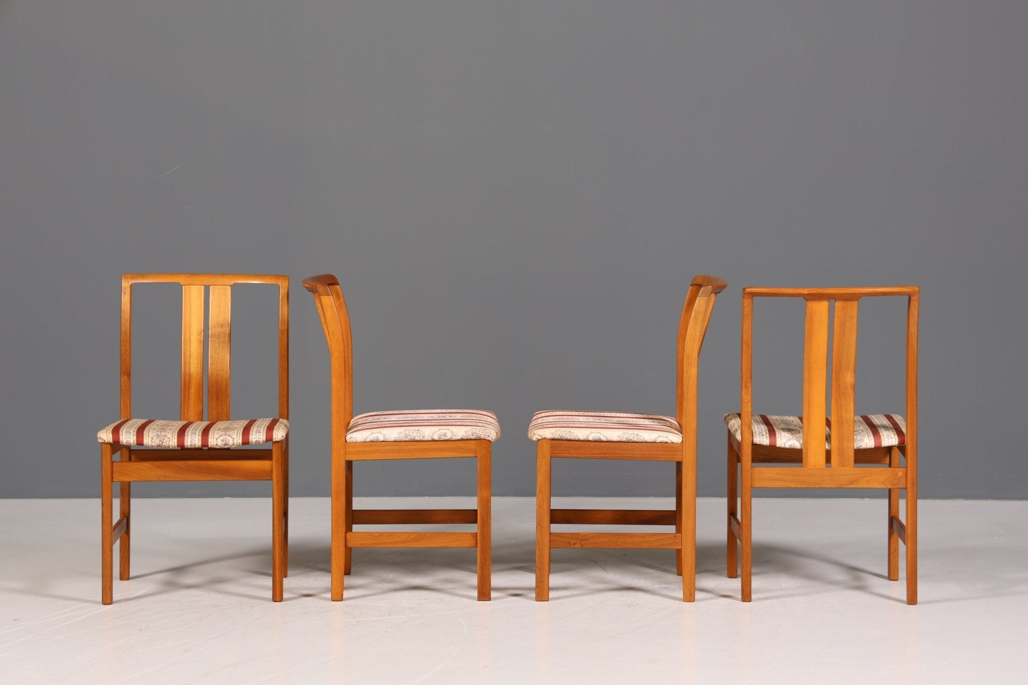 4x Schlichte Mid Century Stühle Nussbaum Retro Stuhlset Danish Design Küchenstühle