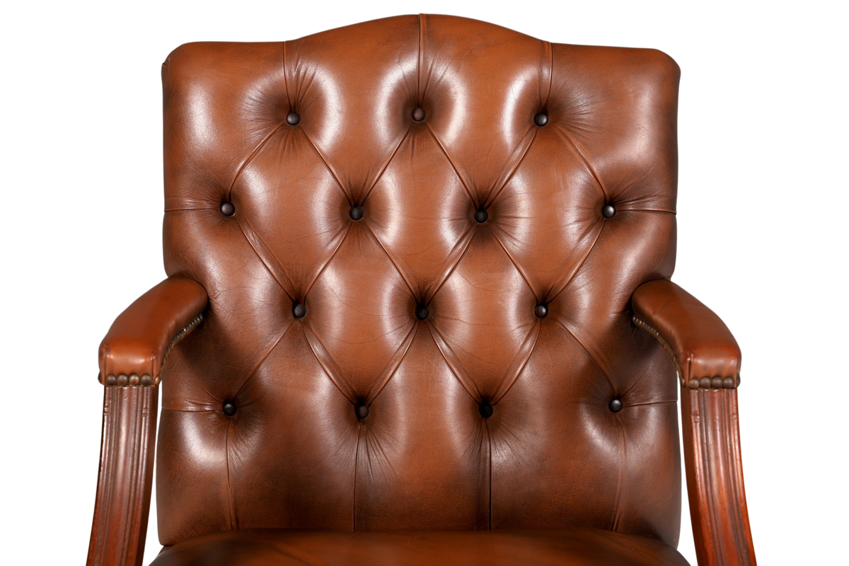 Hauptstadt Möblerei Chesterfield Armlehnstuhl aus braunem Echtleder mit klassischer Knopfheftung und Holzarmlehnen