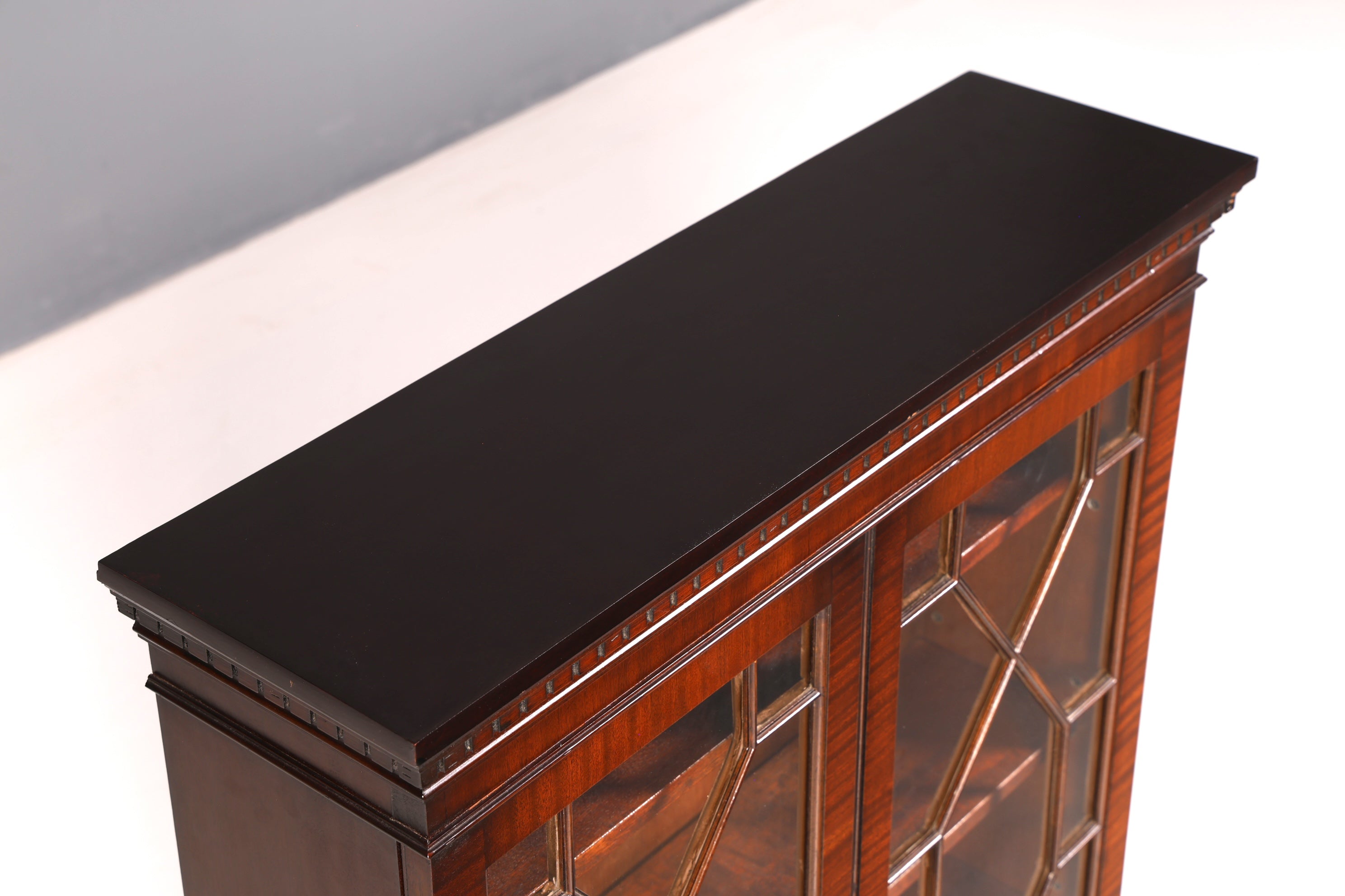 Traumhafte Englische Vitrine Mahagoni Bücherschrank Buffet Antik Stil Glasvitrine Schmal