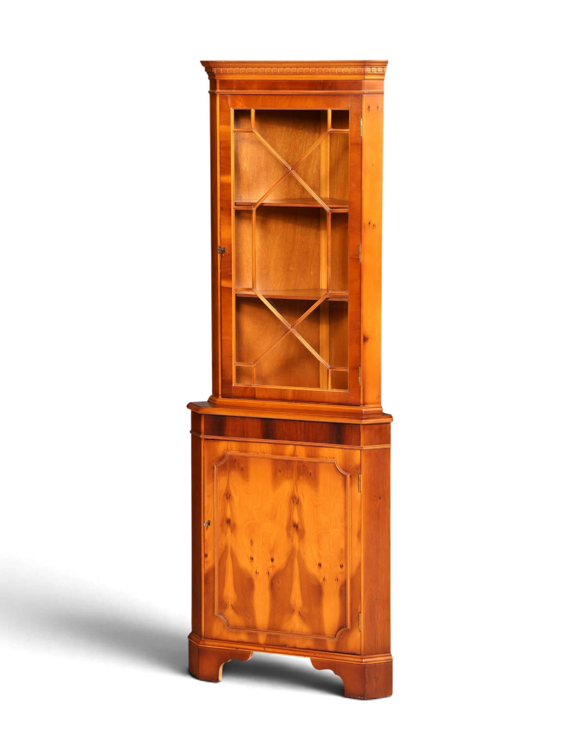 Hauptstadt Möblerei englische Eckvitrine aus Eibe mit Glastüren und lebhafter Holzmaserung im Vintage-Stil