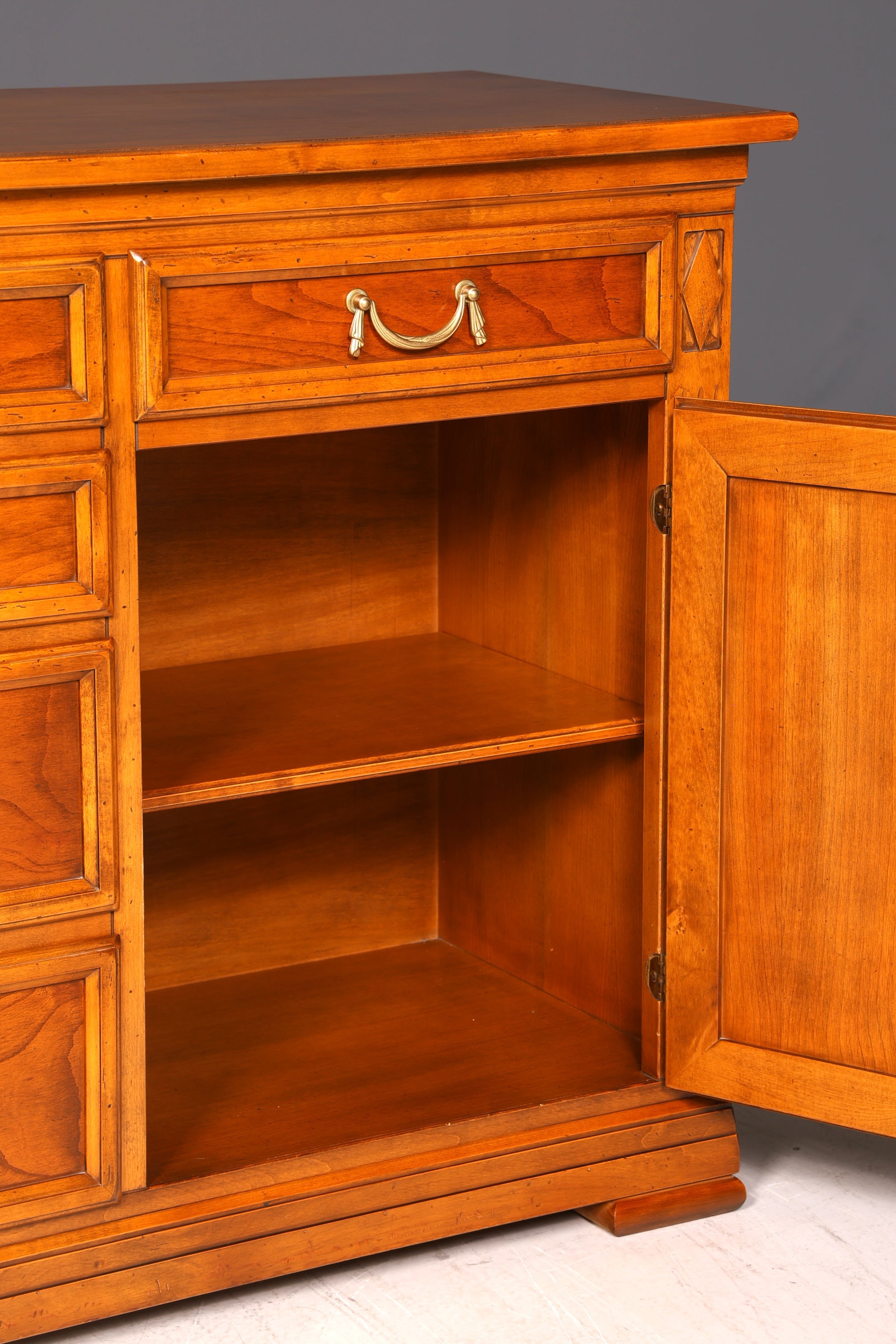 G225 Finish SELVA Wunderschönes Englisches Sideboard Eibe Schrank Antik Stil Buffetschrank Kommode (Kopie)