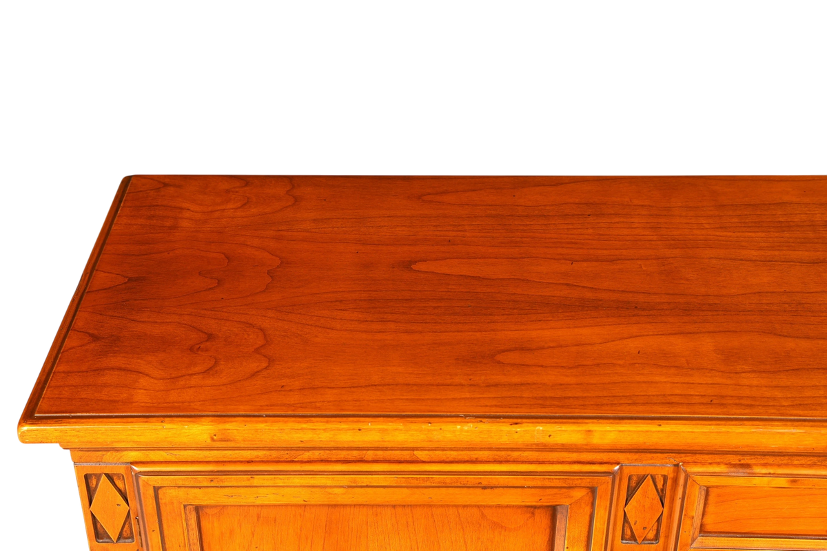 Hauptstadt Möblerei Selva Villa Borghese Sideboard aus massivem Holz mit antiker Maserung und dekorativen Details