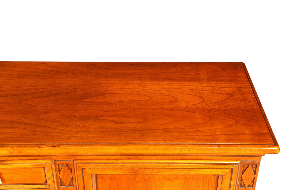 Hauptstadt Möblerei Selva Villa Borghese Sideboard aus massivem Holz mit antiker Maserung und dekorativen Details