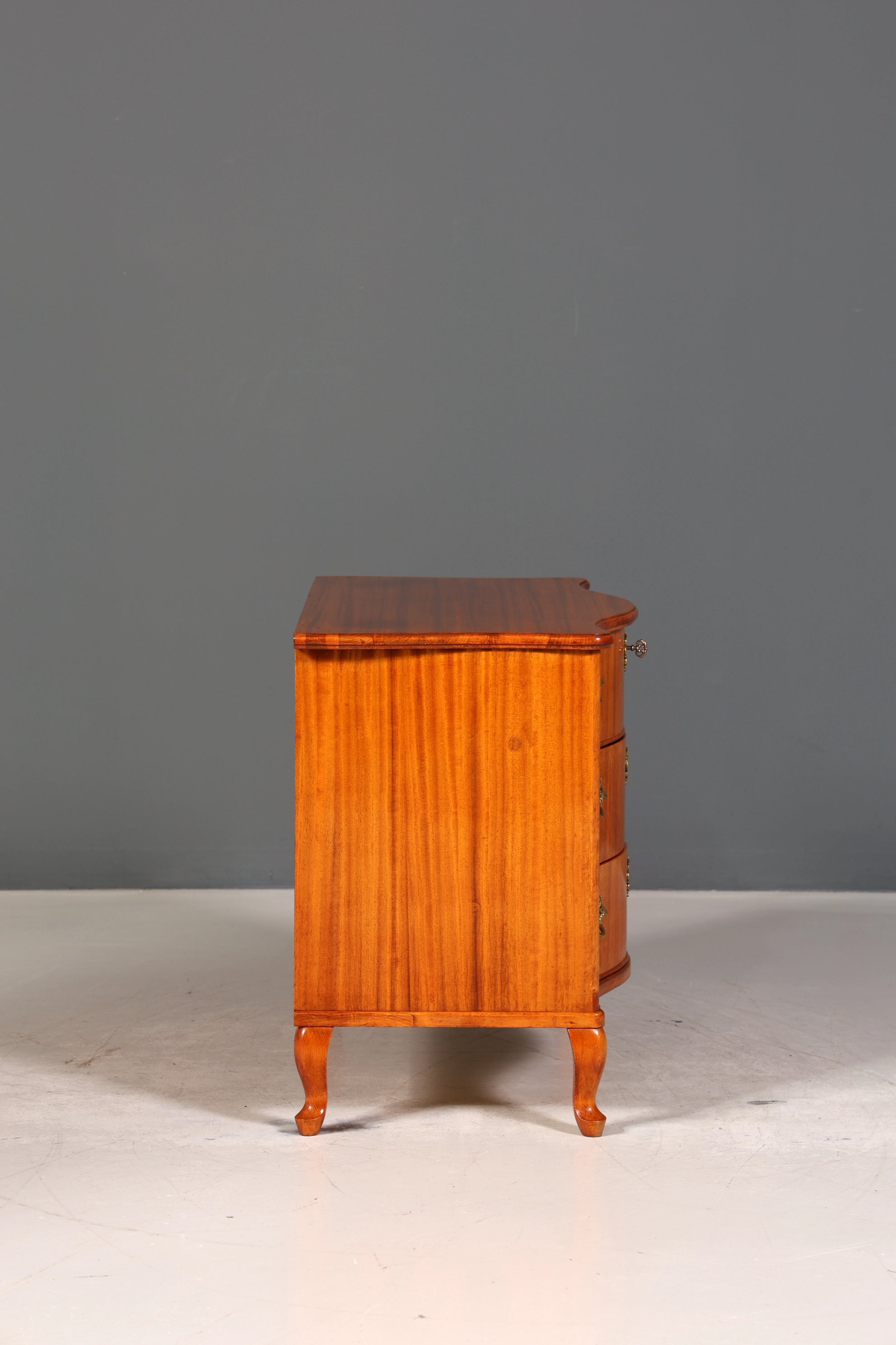 Traumhafte geschwungene Kommode im Barock Stil Sideboard Englisch Schubladenkommode