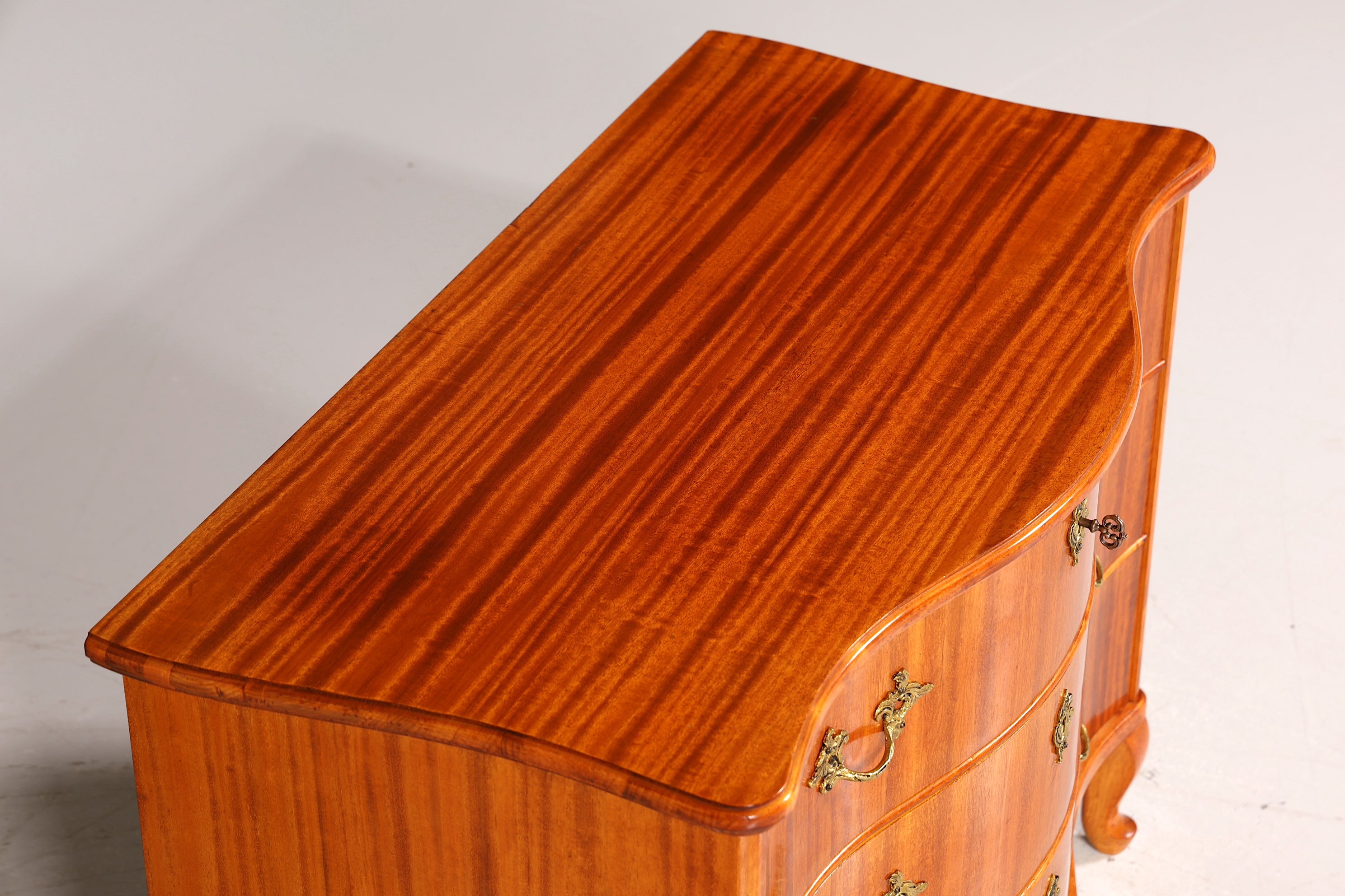 Traumhafte geschwungene Kommode im Barock Stil Sideboard Englisch Schubladenkommode