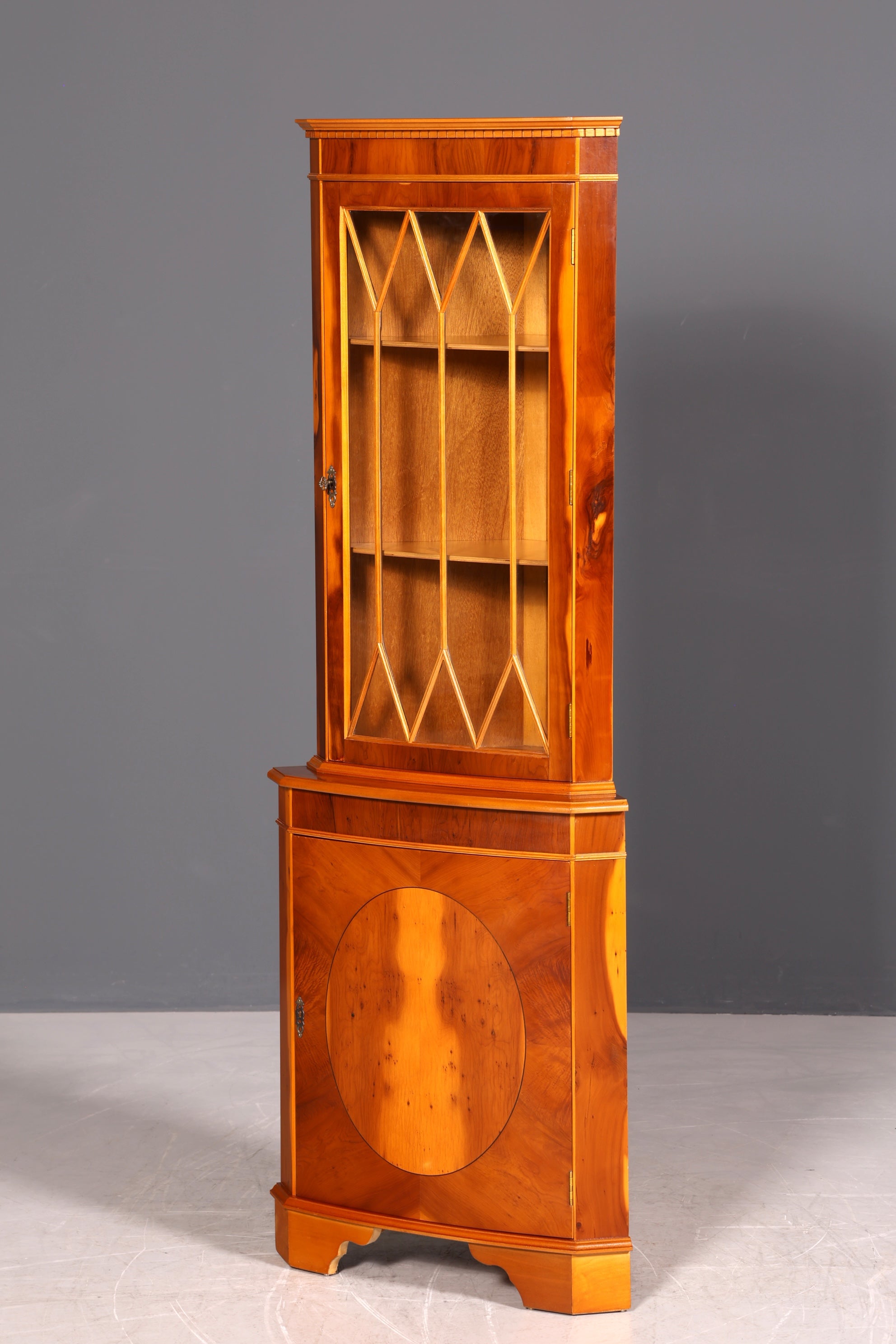 G247 Finish Wunderschöne Englische Eckvitrine Antik 60s echt Holz Schrank Eckschrank Glasvitrine Vitrine (Kopie)