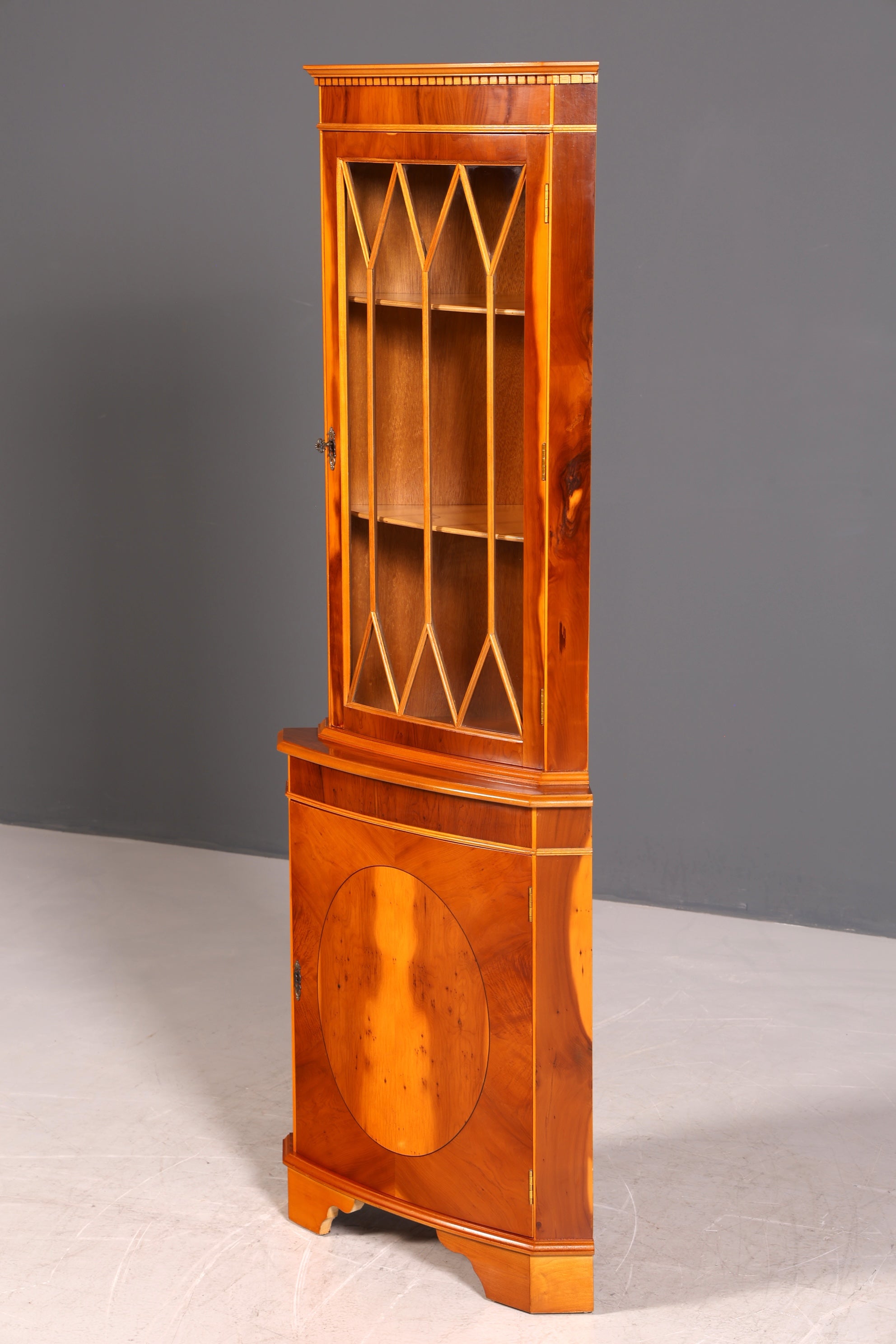 G247 Finish Wunderschöne Englische Eckvitrine Antik 60s echt Holz Schrank Eckschrank Glasvitrine Vitrine (Kopie)