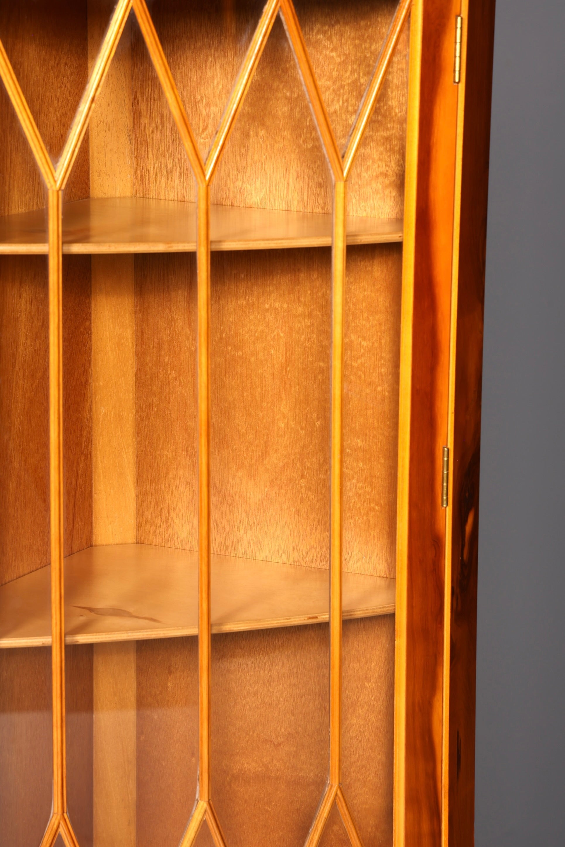 G247 Finish Wunderschöne Englische Eckvitrine Antik 60s echt Holz Schrank Eckschrank Glasvitrine Vitrine (Kopie)