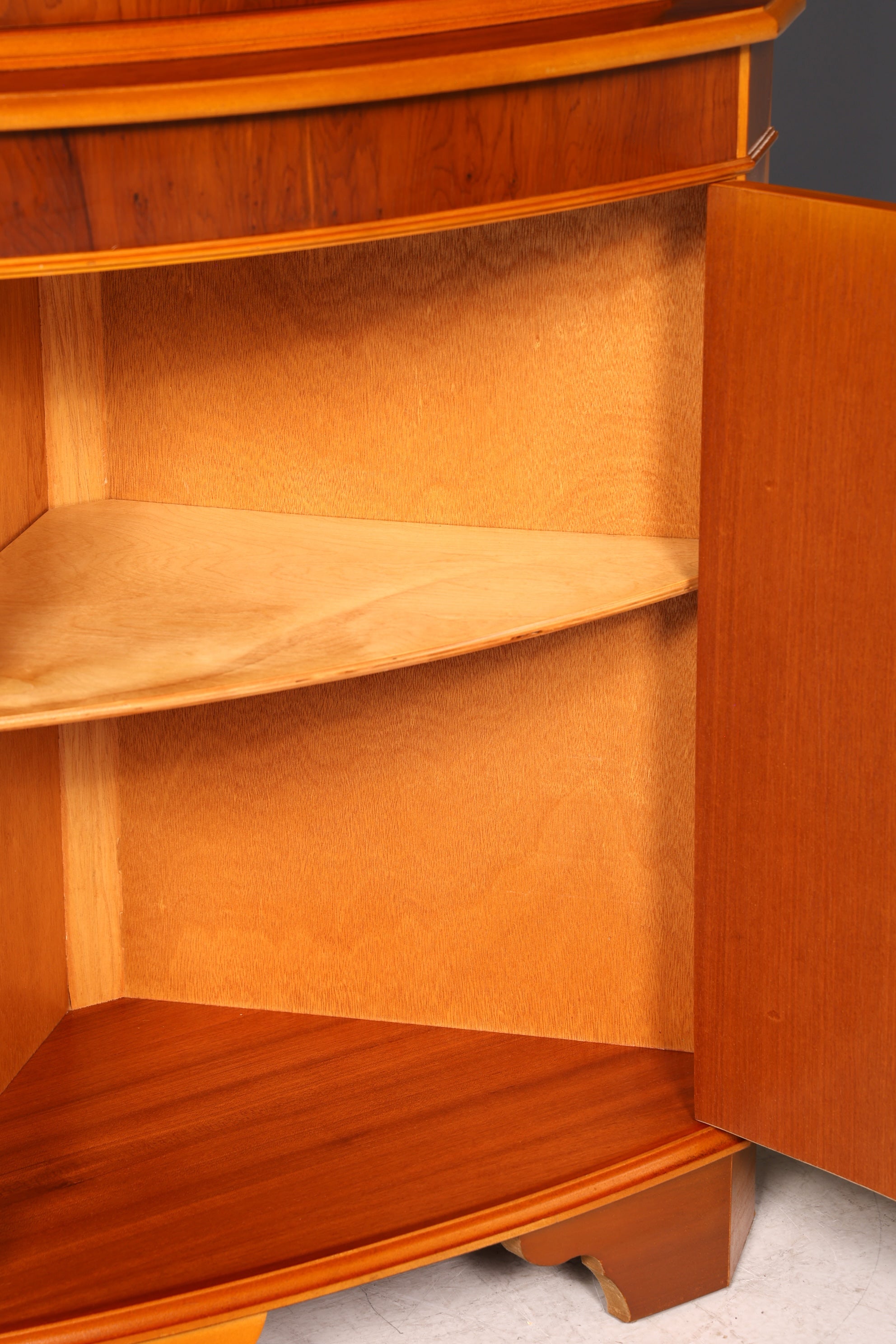 G247 Finish Wunderschöne Englische Eckvitrine Antik 60s echt Holz Schrank Eckschrank Glasvitrine Vitrine (Kopie)