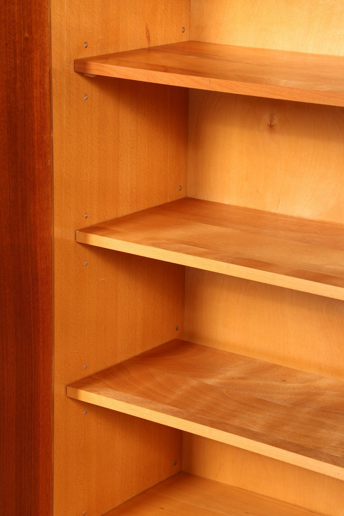 Droomachtige Mid-Century kledingkast, vintage kast, retro linnenkast uit de jaren 60 van echt hout