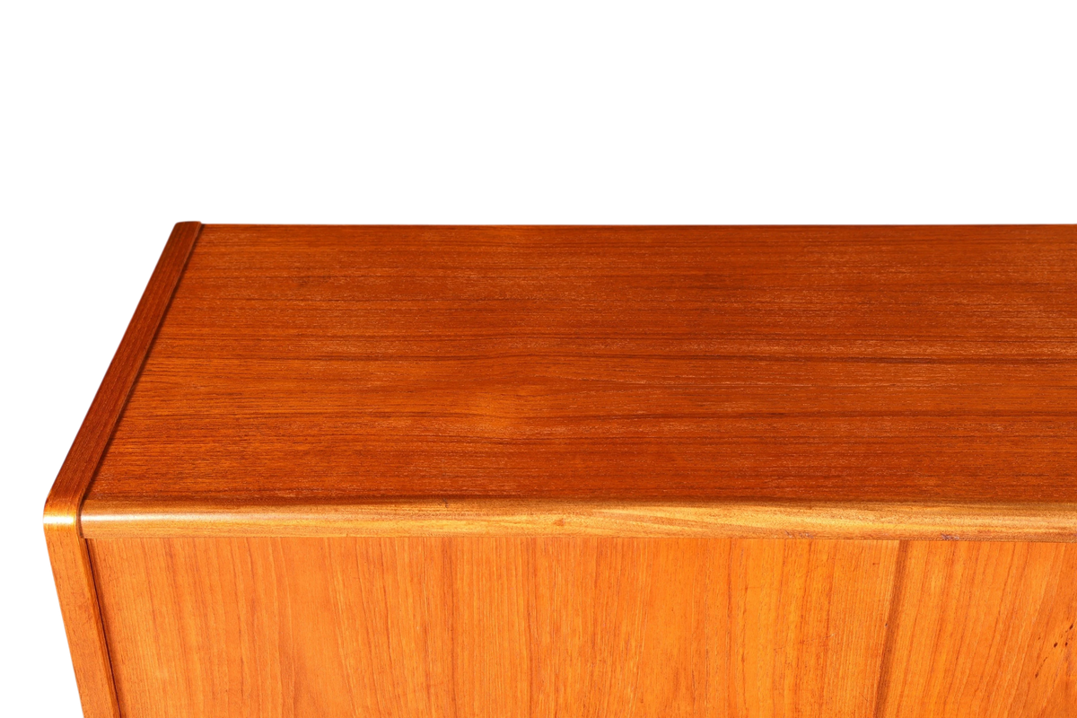 Hauptstadt Möblerei Mid Century Highboard aus massivem Teakholz mit markanter Maserung im skandinavischen Design