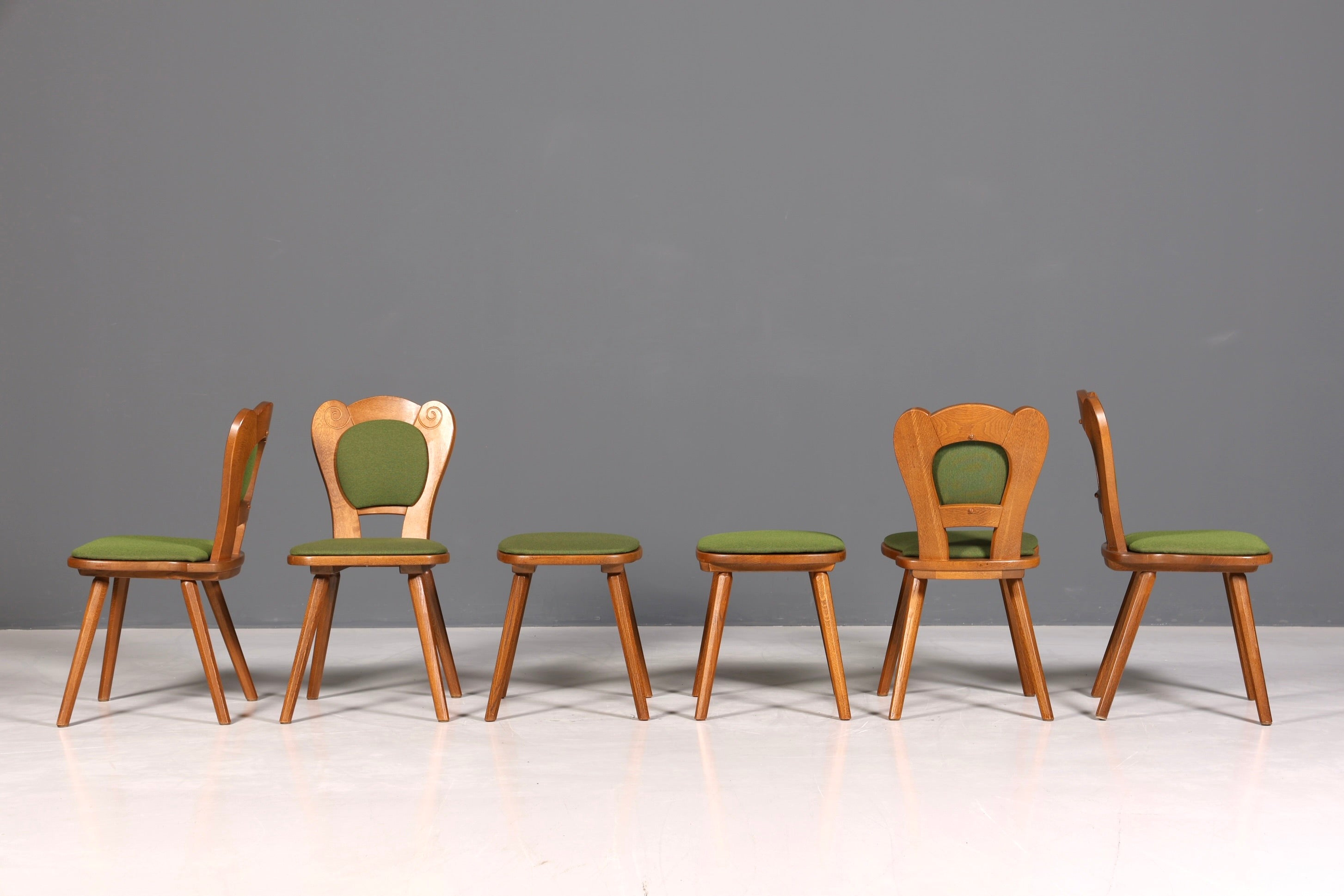 4x Schlichte Landhausstil Stühle mit zwei Hocker Retro Stuhlset Antik Stil Eiche Küchenstühle Bauernstühle Esszimmer Stühle