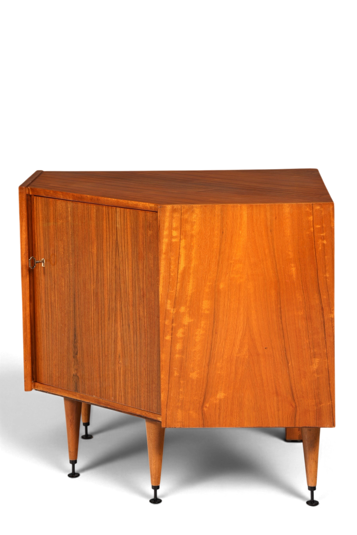 Hauptstadt Möblerei Mid Century Eckkommode aus Holz mit konischen Beinen im 60er Jahre Vintage Design