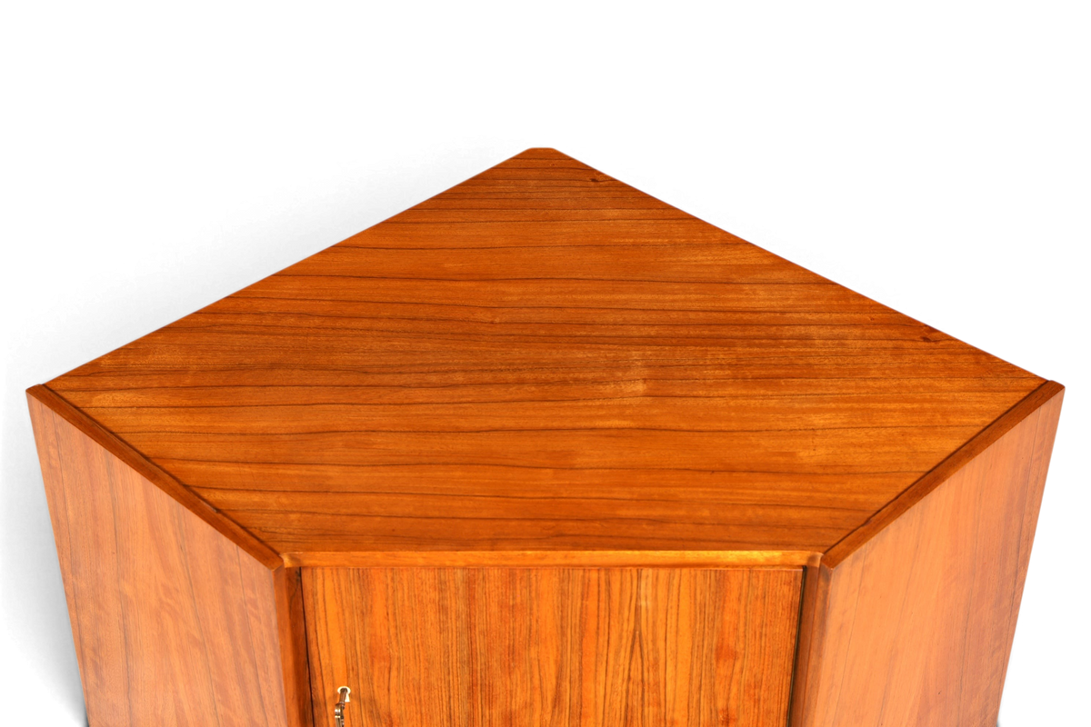 Hauptstadt Möblerei Mid Century Eckkommode aus echtem Holz mit warmer Maserung in der Draufsicht